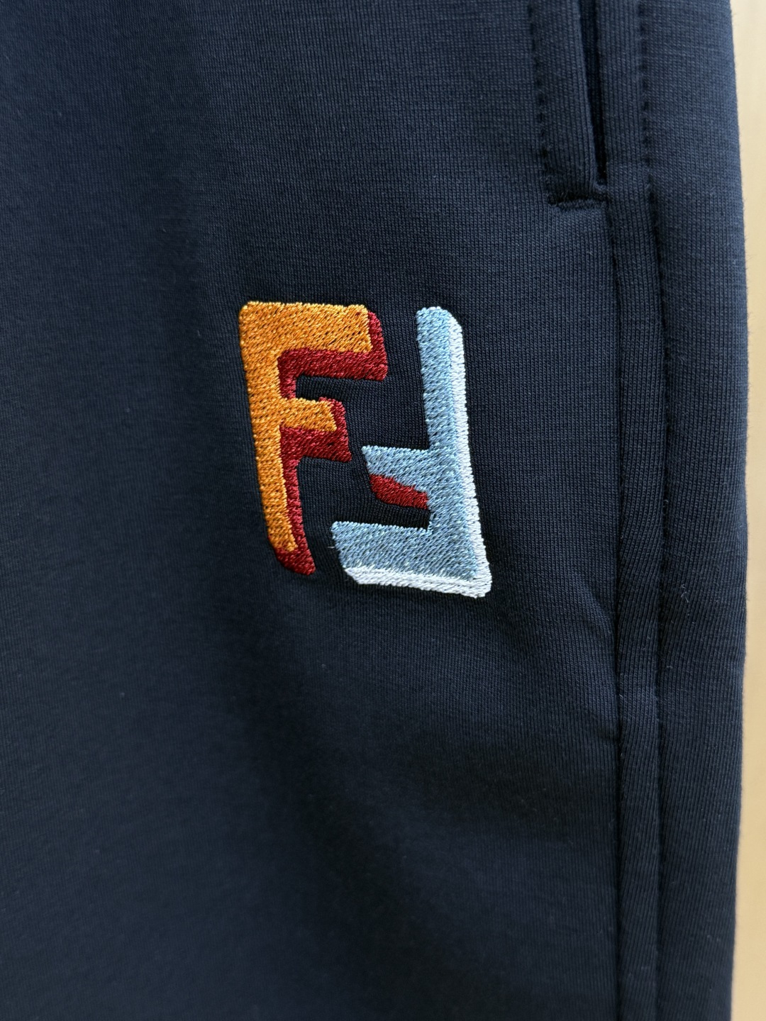 早春 FD 🔥Ss专柜新品同步上市。原单订制高品质时尚休闲短裤🩳。超级百搭款。独家定制麻棉面料，手感细腻