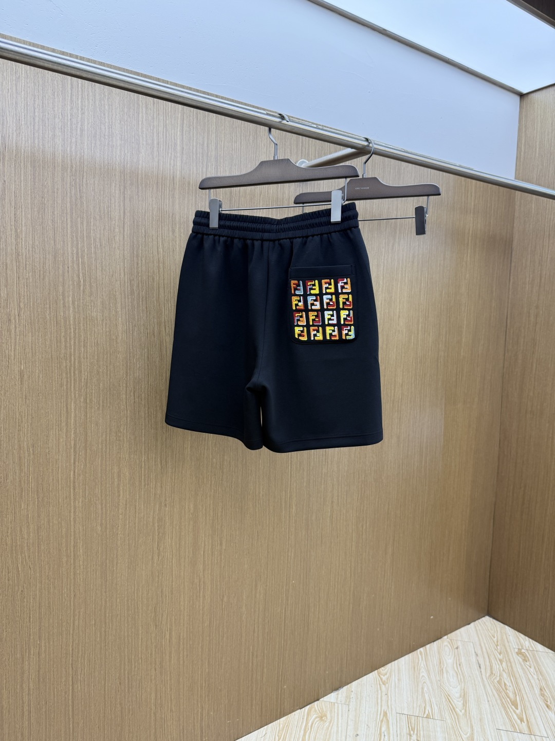 早春 FD 🔥Ss专柜新品同步上市。原单订制高品质时尚休闲短裤🩳。超级百搭款。独家定制麻棉面料，手感细腻