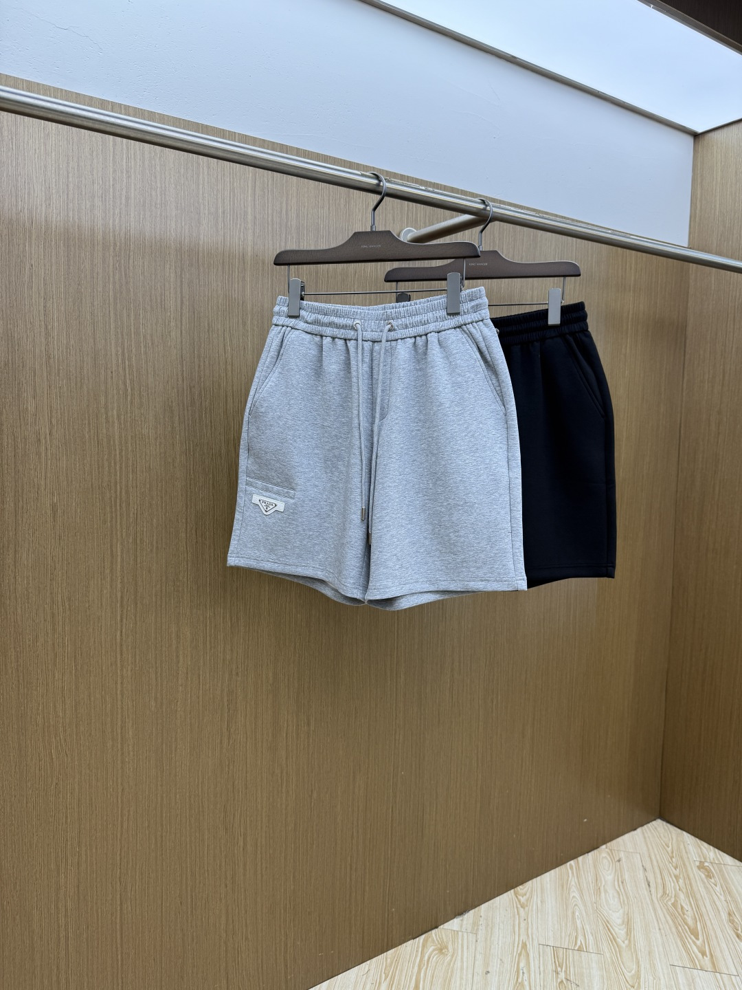 早春 PD  🔥Ss专柜新品同步上市。原单订制高品质时尚休闲短裤🩳。超级百搭款。独家定制麻棉面料，手感细