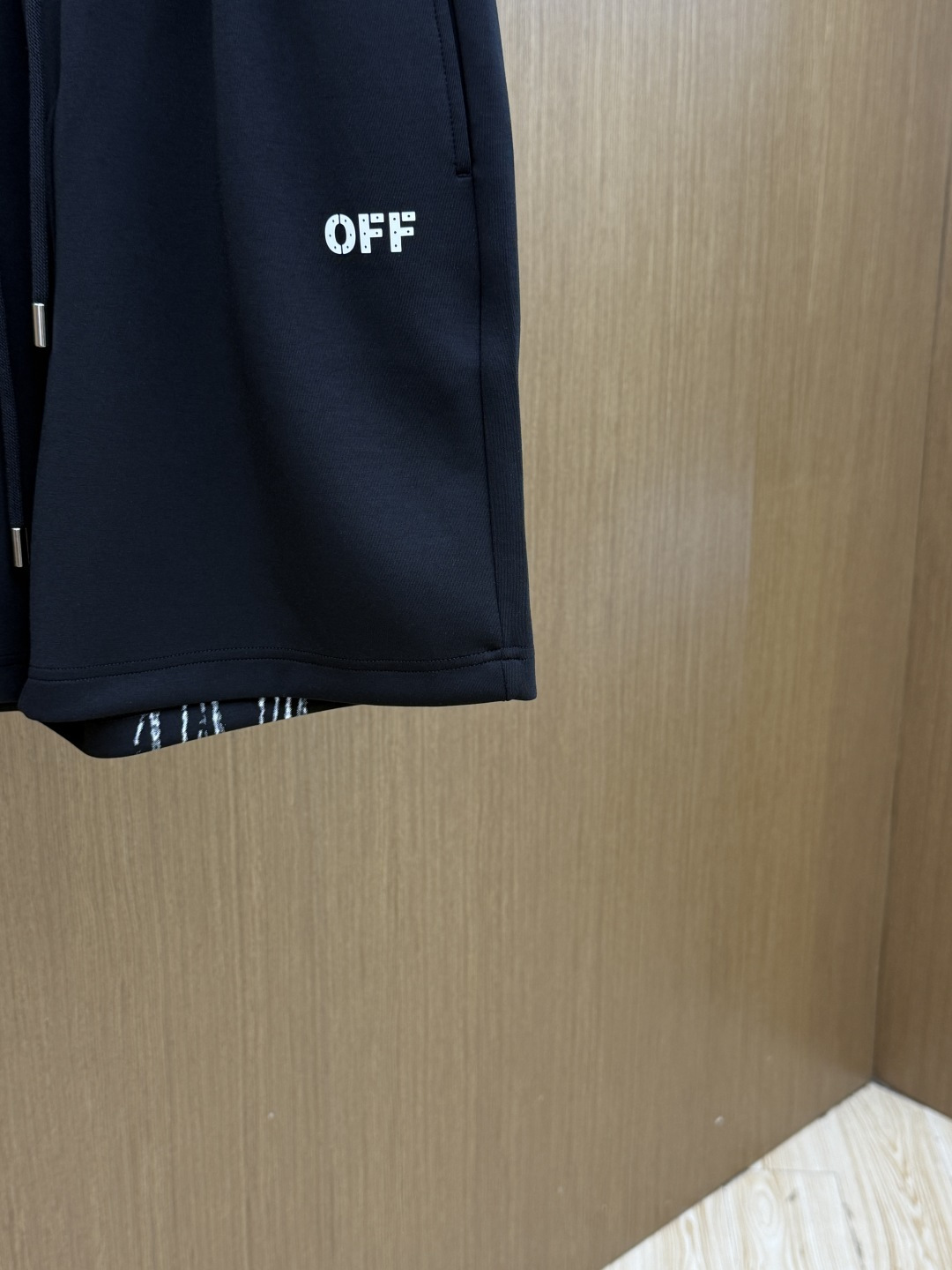 早春 OFF 🔥Ss专柜新品同步上市。原单订制高品质时尚休闲短裤🩳。超级百搭款。独家定制麻棉面料，手感细