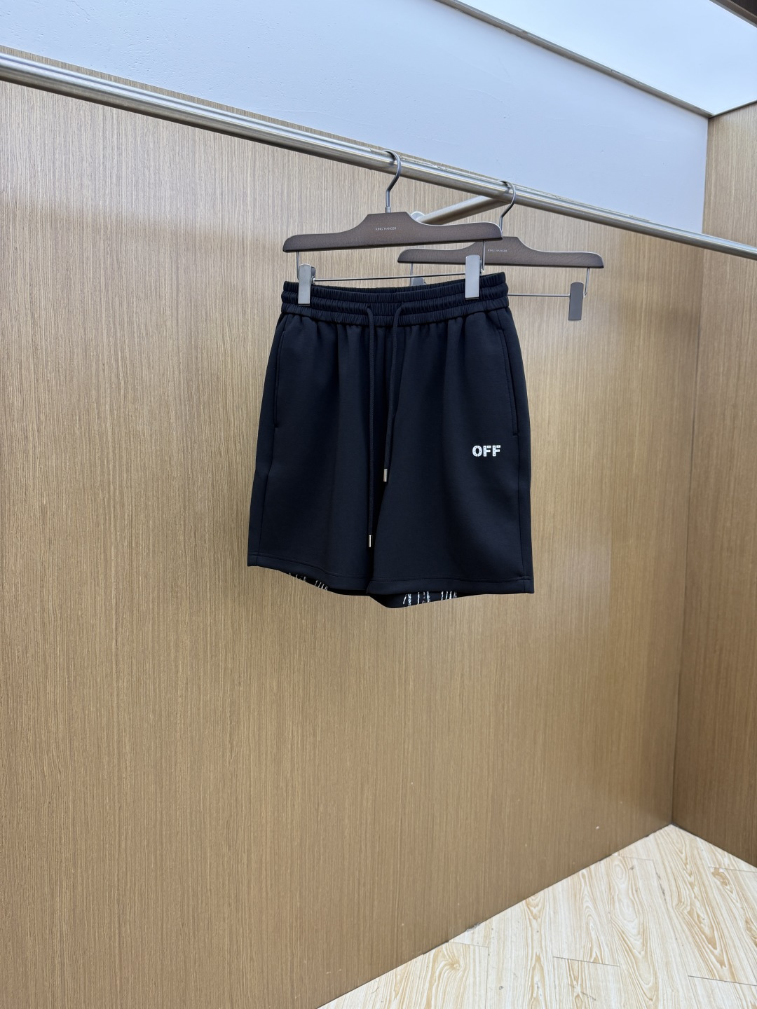 早春 OFF 🔥Ss专柜新品同步上市。原单订制高品质时尚休闲短裤🩳。超级百搭款。独家定制麻棉面料，手感细