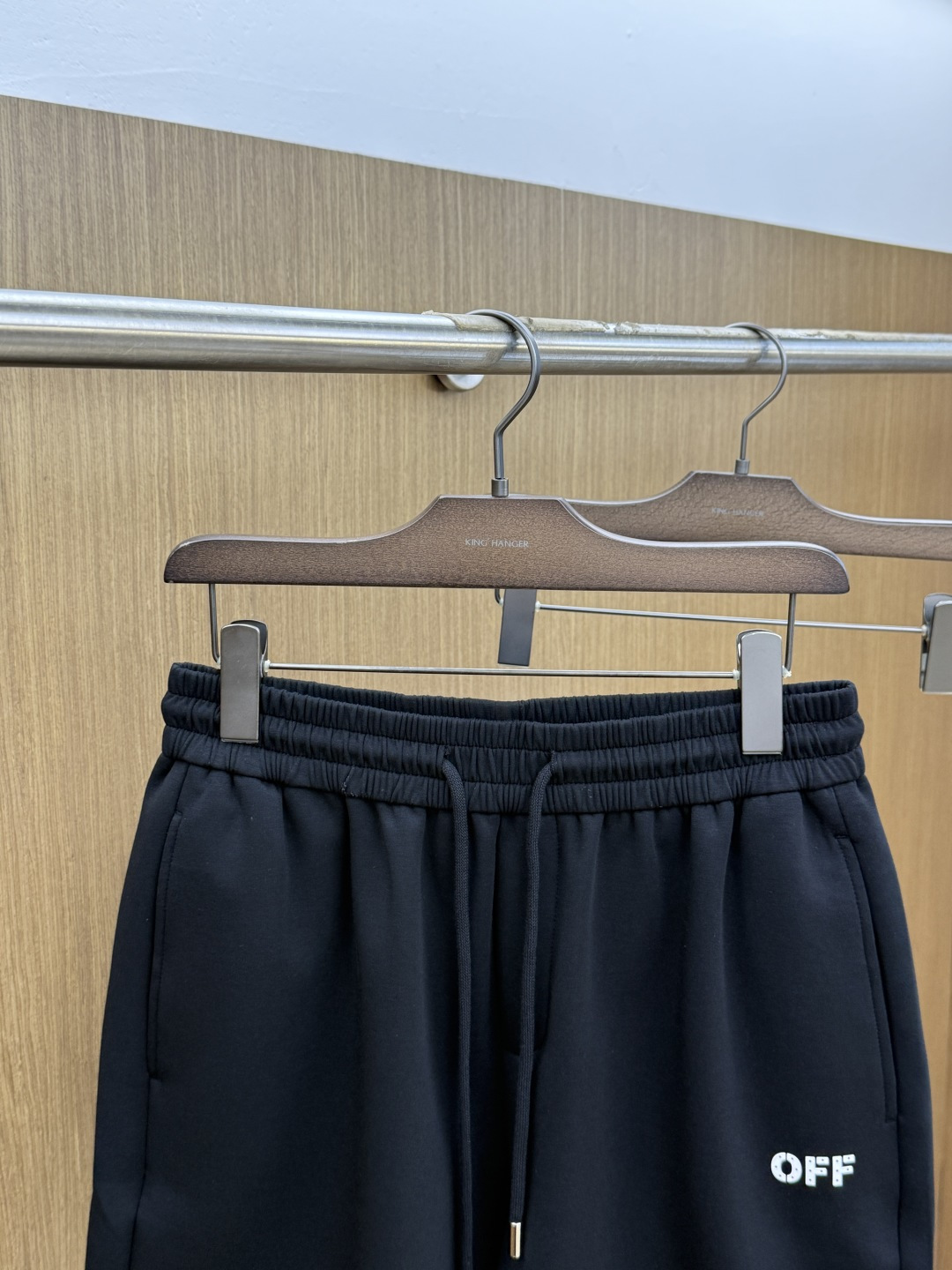 早春 OFF 🔥Ss专柜新品同步上市。原单订制高品质时尚休闲短裤🩳。超级百搭款。独家定制麻棉面料，手感细