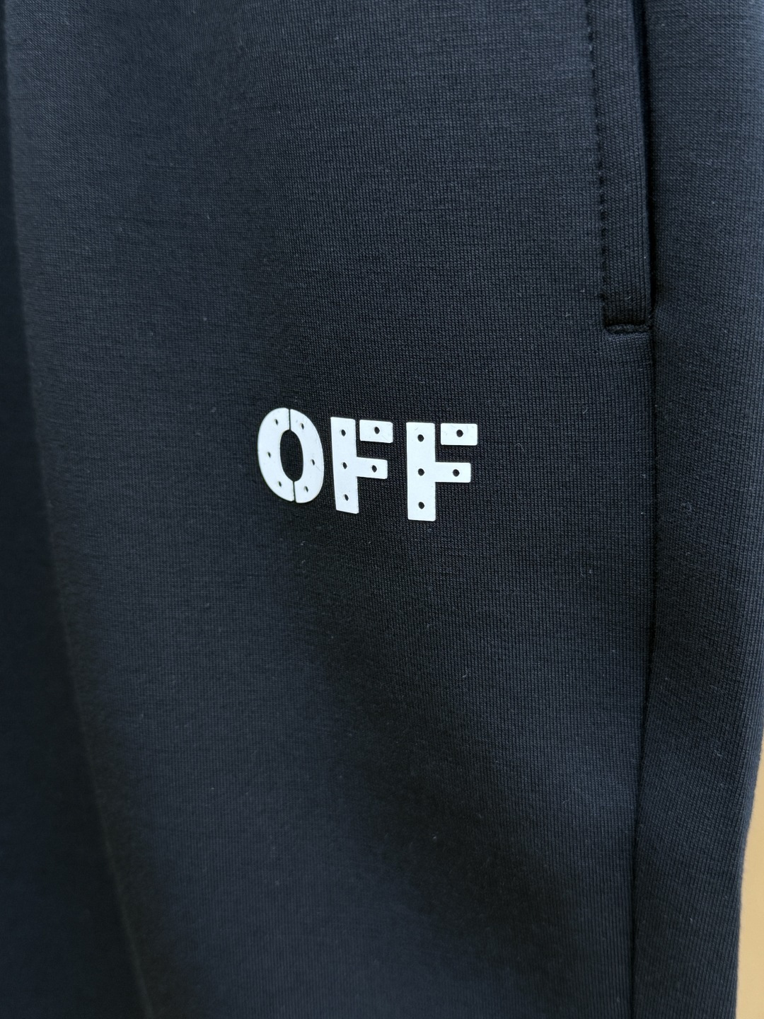 早春 OFF 🔥Ss专柜新品同步上市。原单订制高品质时尚休闲短裤🩳。超级百搭款。独家定制麻棉面料，手感细
