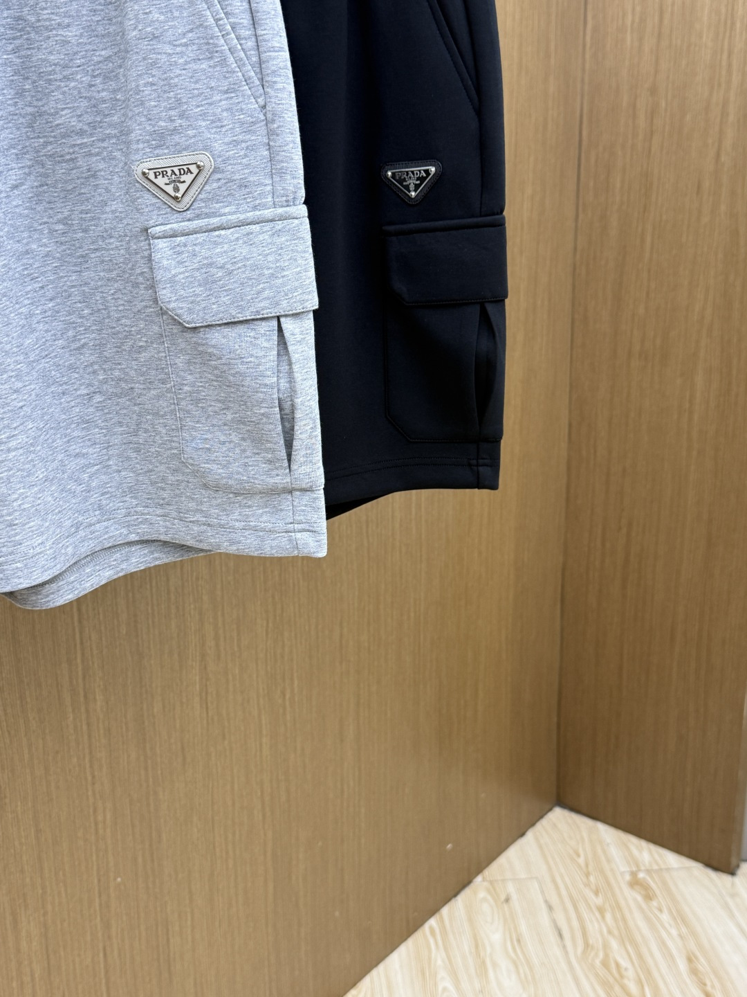 早春 PD 🔥Ss专柜新品同步上市。原单订制高品质时尚休闲短裤🩳。超级百搭款。独家定制麻棉面料，手感细腻