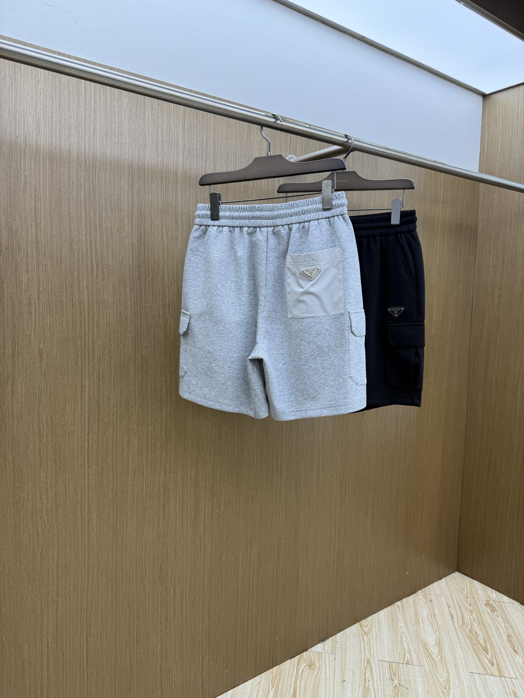 早春 PD 🔥Ss专柜新品同步上市。原单订制高品质时尚休闲短裤🩳。超级百搭款。独家定制麻棉面料，手感细腻
