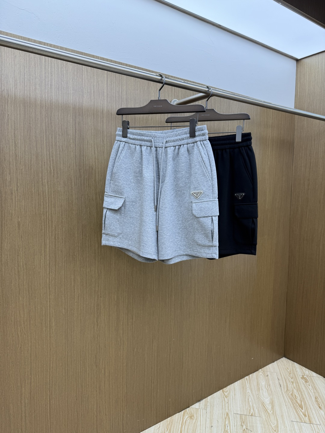 早春 PD 🔥Ss专柜新品同步上市。原单订制高品质时尚休闲短裤🩳。超级百搭款。独家定制麻棉面料，手感细腻