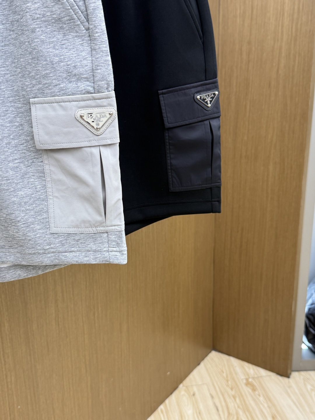 早春 PD 🔥Ss专柜新品同步上市。原单订制高品质时尚休闲短裤🩳。超级百搭款。独家定制麻棉面料，手感细腻