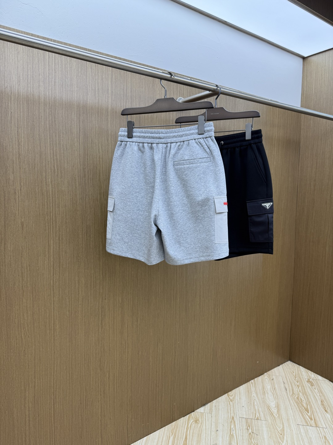 早春 PD 🔥Ss专柜新品同步上市。原单订制高品质时尚休闲短裤🩳。超级百搭款。独家定制麻棉面料，手感细腻