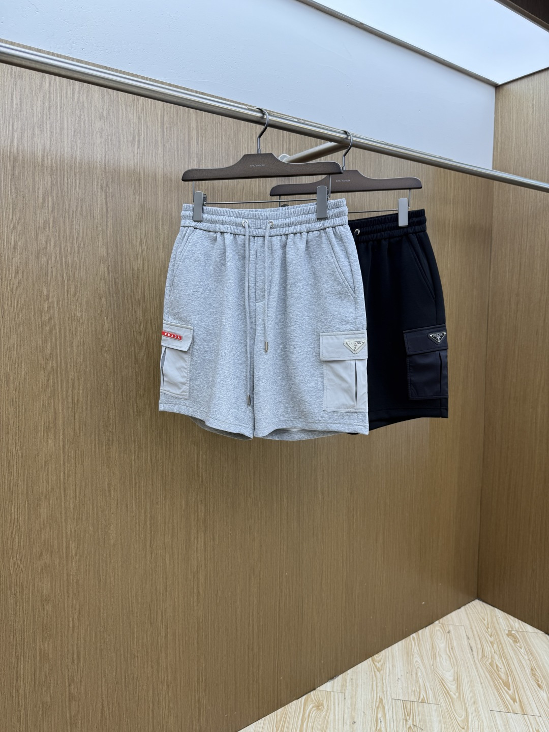 早春 PD 🔥Ss专柜新品同步上市。原单订制高品质时尚休闲短裤🩳。超级百搭款。独家定制麻棉面料，手感细腻