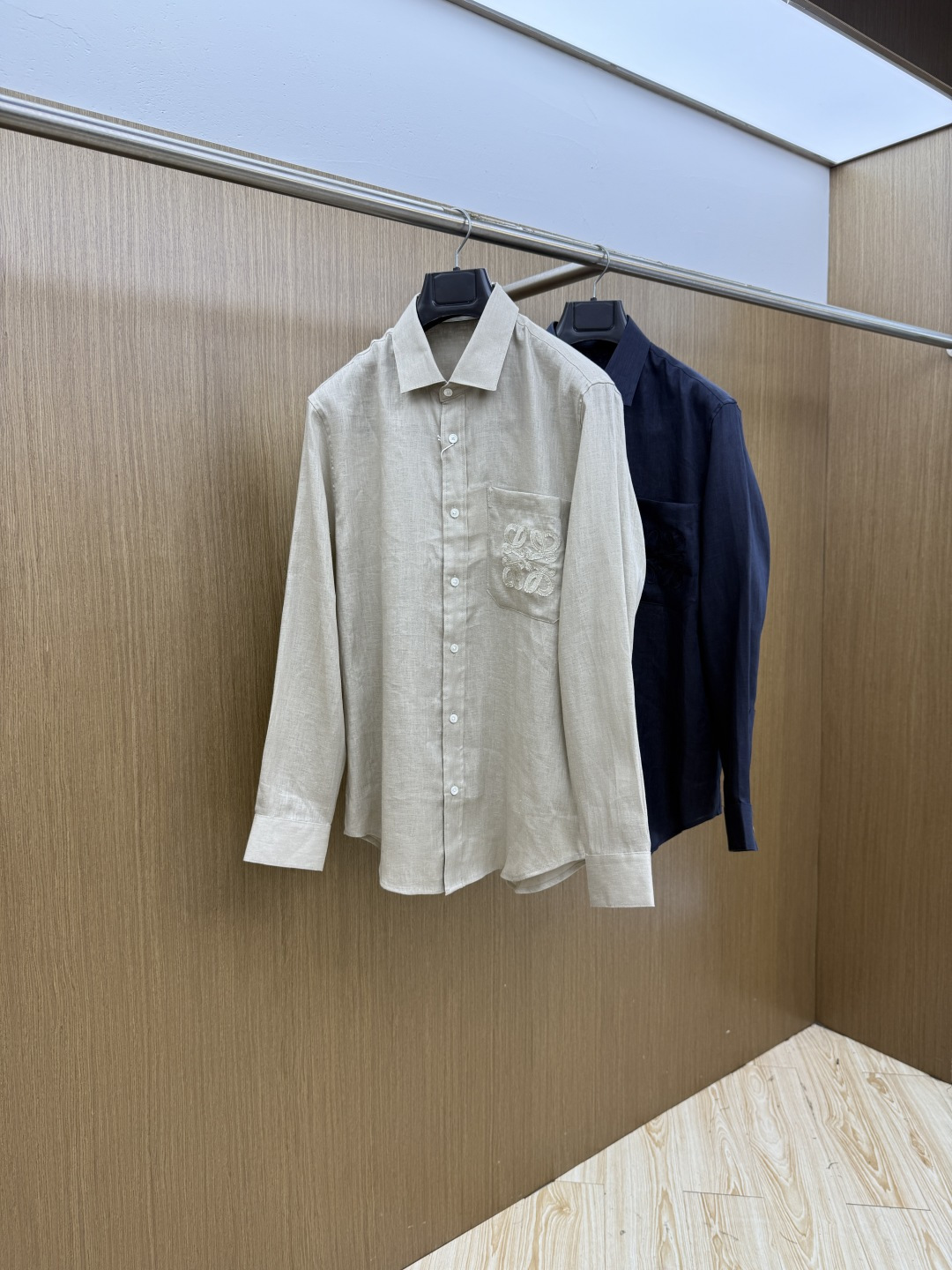 NO:835967,Early spring Loe SS spring and summer new fashion simple long-sleeved shirt. This lightweight cotton shirt is made of linen fabric. It has a classic and simple design. It has refreshing tones and the color is super super. It is the most worth buying item this season. It has a simple and elegant design. It is a must-have for fashion and is easy to control!  The simple design is an indispensable style, with three-dimensional tailoring and moderate length to beautify the proportions of the upper body. The A60 shape is extremely modern and versatile!  Size S-2xl (38-42) Color: dark blue khaki, loewe, shirts,19860909早春 Loe SS春夏新款时尚简约长袖衬衫,本款轻盈棉质衬衣采用亚麻质地面料,经典简约设计搭配,清爽色调,颜色超超超超级赞,这一季最值得入手的单品,简约大气又精致的小设计,时髦精必入,超好驾驭！ 简约设计款不可或缺款式,立体剪裁,适中长度修饰美化上身比例,A60造型上极具现代百搭可塑性！ 尺码S-2xl（38-42） 颜色: 深蓝色 卡其色,,loewe,shirts,,Men's clothing