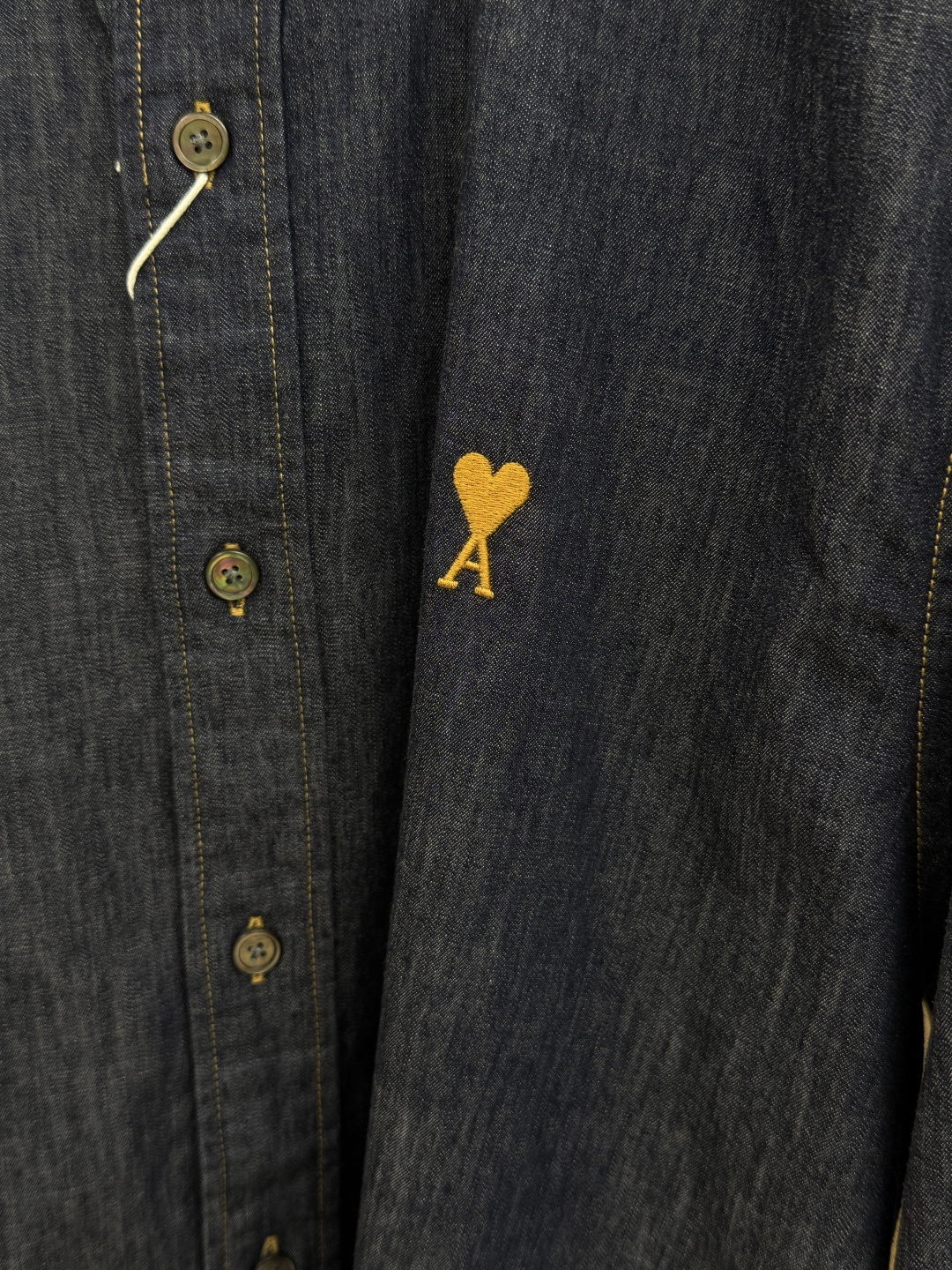 早春 Ami 🔥SS春夏新款时尚简约长袖衬衫，本款轻盈棉质衬衣采用牛仔质地面料，经典简约设计搭配，清爽色