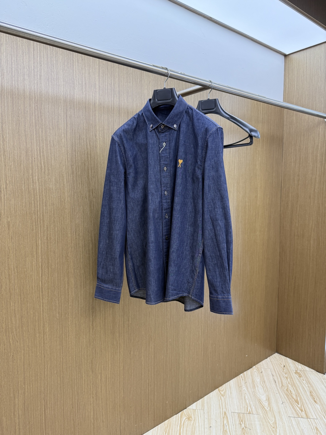 NO:835971,Early spring Ami SS spring and summer new fashion simple long-sleeved shirt, this lightweight cotton shirt is made of denim fabric, classic and simple design, refreshing tones, super super super color, the most worth buying item this season, simple and elegant design, fashionable and easy to control!  The simple design is an indispensable style, with three-dimensional tailoring and moderate length to beautify the proportions of the upper body. The A60 shape is extremely modern and versatile!  Size S-2xl (38-42) Color: dark blue, shirts,19860909早春 Ami SS春夏新款时尚简约长袖衬衫,本款轻盈棉质衬衣采用牛仔质地面料,经典简约设计搭配,清爽色调,颜色超超超超级赞,这一季最值得入手的单品,简约大气又精致的小设计,时髦精必入,超好驾驭！ 简约设计款不可或缺款式,立体剪裁,适中长度修饰美化上身比例,A60造型上极具现代百搭可塑性！ 尺码S-2xl（38-42） 颜色: 深蓝色,,shirts,,Men's clothing