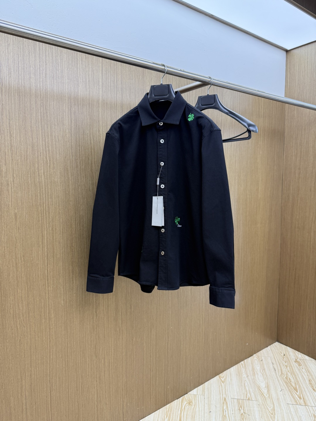 NO:835973,Early spring CD SS spring and summer new fashion simple long-sleeved shirt jacket. This lightweight cotton shirt is made of denim fabric, classic and simple design, refreshing tone, super super super color, the most worth buying item this season, simple and elegant design, fashionable and easy to wear!  The simple design is an indispensable style, with three-dimensional tailoring and moderate length to beautify the proportions of the upper body. The A60 shape is extremely modern and versatile!  Size S-2xl (38-42) Color: black,,jackets & coats,shirts,19860909早春 CD SS春夏新款时尚简约长袖衬衫外套 本款轻盈棉质衬衣采用牛仔质地面料,经典简约设计搭配,清爽色调,颜色超超超超级赞,这一季最值得入手的单品,简约大气又精致的小设计,时髦精必入,超好驾驭！ 简约设计款不可或缺款式,立体剪裁,适中长度修饰美化上身比例,A60造型上极具现代百搭可塑性！ 尺码S-2xl（38-42） 颜色: 黑色,,jackets & coats,shirts,,Men's clothing