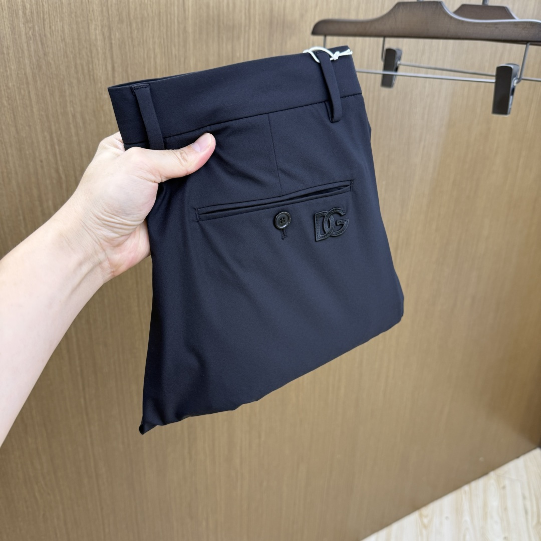 NO:835970,Early spring DG high-end customized quality 26SS spring and summer latest original casual trousers, available at the counter simultaneously, original customized replica, customer-supplied hardware accessories, original quality, imported denim fabrics, heavy industrial washing, fine workmanship, excellent upper body, preferred item A60 SIZE: 29-36/no 35,,19860909早春 DG 高端定制品质 26SS春夏最新款原单休闲西裤 柜台同步发售 原版定制复刻 客供五金辅料 原单品质 进口牛仔面料重工洗水 做工走线精细 上身绝佳,优选单品A60 SIZE:29-36/无35,,,Men's clothing