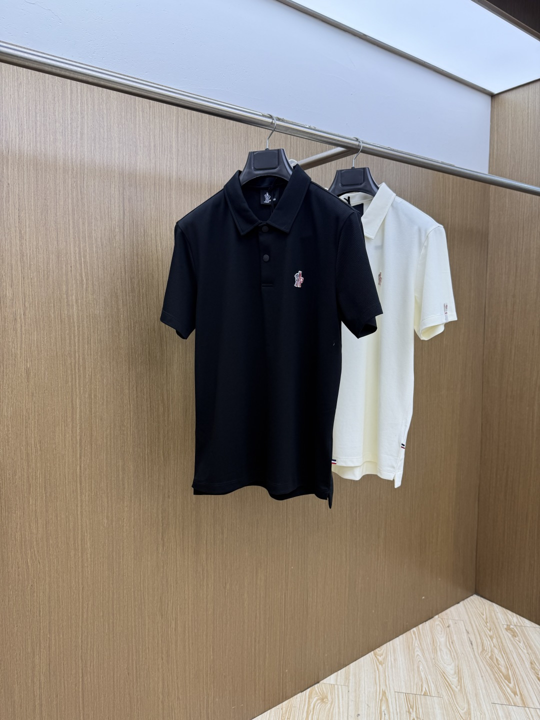 NO:832797,Early spring Mon advanced customization 26ss spring and summer new lapel POLO short-sleeved T-shirt. Original customization. The fabric is made of imported pique cotton. It is light and breathable. The upper body is silky and comfortable. High-end atmosphere, classic and versatile. Code number 48-56 C10,, T-shirt, tees, t-shirt,19860909早春 Mon 高级定制 26ss春夏新款翻领POLO短袖T恤 原版定制 面料选用进口珠地棉 轻薄透气 上身丝滑舒适 高端大气经典百搭 码数48-56  C10,,T-shirt,tees，t-shirt,,Men's clothing