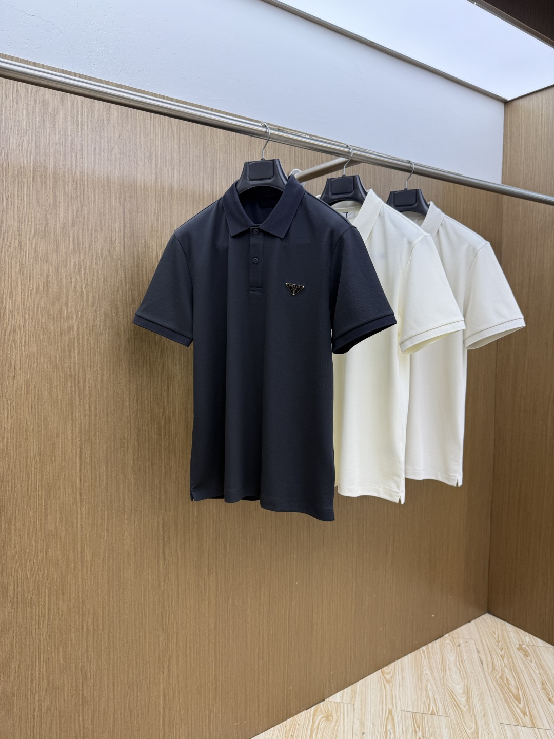 NO:832804,Early spring PD advanced customization 26ss spring and summer new lapel POLO short-sleeved T-shirt. Original customization. The fabric is made of imported pique cotton. It is light and breathable. The upper body is silky and comfortable. High-end and elegant. Classic and versatile. Code number 48-56 C10,, T-shirt, tees, t-shirt,19860909早春 PD 高级定制 26ss春夏新款翻领POLO短袖T恤 原版定制 面料选用进口珠地棉 轻薄透气 上身丝滑舒适 高端大气经典百搭 码数48-56  C10,,T-shirt,tees，t-shirt,,Men's clothing
