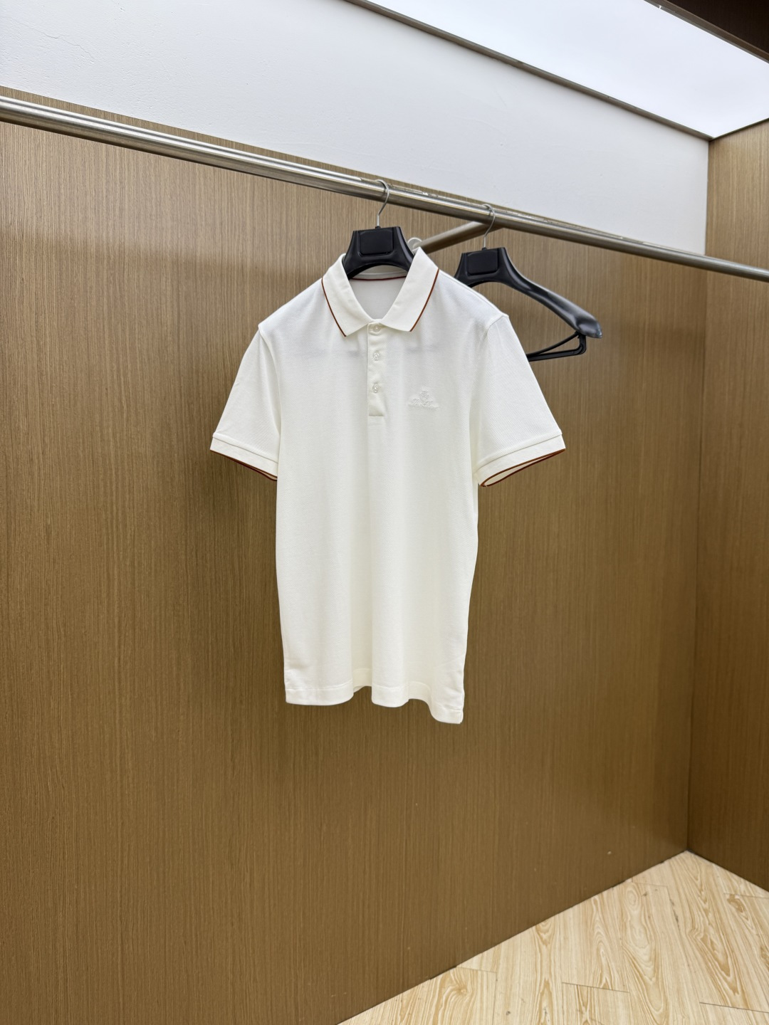 NO:832811,Early spring LP advanced customization 26ss spring and summer new lapel POLO short-sleeved T-shirt. Original customization. The fabric is made of imported pique cotton. It is light and breathable. The upper body is silky and comfortable. High-end and elegant. Classic and versatile. Code number 48-56 C10,, loro piana, T-shirt, tees, t-shirt,19860909早春 LP 高级定制 26ss春夏新款翻领POLO短袖T恤 原版定制 面料选用进口珠地棉 轻薄透气 上身丝滑舒适 高端大气经典百搭 码数48-56  C10,,loro piana,T-shirt,tees，t-shirt,,Men's clothing