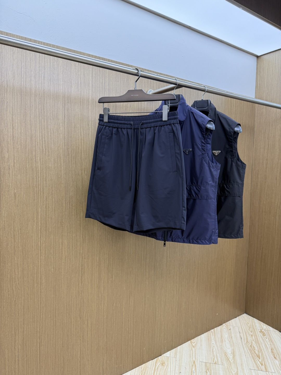 NO:832823,Early spring shorts PD high-end customization 2026 early spring light luxury casual shorts series. Every detail shows that the craftsmanship is high enough. The design changes of structural tailoring show the diverse image changes of men. They are slim and neat, and tailored to meet the popular multi-layered wear. Customized buckles are unique. Versatile styles for life. Complete with three standards. Boutique shipments. Sizes 48-56 C10,, shorts,19860909早春短裤 PD 高端定制 2026早春轻奢休闲短裤系列 处处细节显工艺足够的高级.结构性剪裁的设计改变来展现男士多样的形象变化,修身利落、剪裁合体,满足时下正流行的多层次穿搭,定制钉扣,独一无二.生活百搭款式 三标齐全 精品出货 尺码48-56  C10,,shorts,,Men's clothing