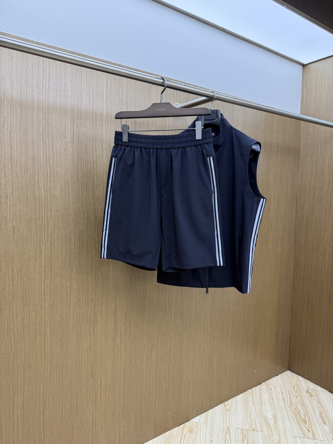 NO:832830,Early Spring Vest Shorts Zegna  2026SS new spring and summer functional luxury vest and shorts suit, ZZ high-end masterpiece, combining Italian minimalism and functional style. Customized ice-feeling quick-drying fabric, light and breathable, anti-wrinkle and sun protection, the upper body is refreshing and burden-free. Stand-up collar zipper vest + same color shorts combination, side woven  Classic webbing details on the belt and back, low-key and luxurious. Customized hardware zipper + three-dimensional silicone logo, full of texture. Slim and neat style, seamless switching between business and leisure, taking into account appearance, comfort and class, men's first choice for high-quality spring and summer wear. Sizes 48-56  M-3XL c10,,shorts,19860909早春马甲 短裤 Zegna 2026SS春夏新品机能轻奢马甲短裤套装,ZZ高阶力作,意式极简与机能风结合.定制冰感速干面料,轻薄透气、抗皱防晒,上身清爽无负担.立领拉链马甲＋同色系短裤组合,侧边织带、后背经典织带细节,低调轻奢.定制五金拉链＋立体硅胶logo,质感拉满.修身利落版型,商务休闲无缝切换,兼顾颜值、舒适度与档次,男士春夏高品质穿搭首选.尺码48-56 M-3XL  c10,,shorts,,Men's clothing