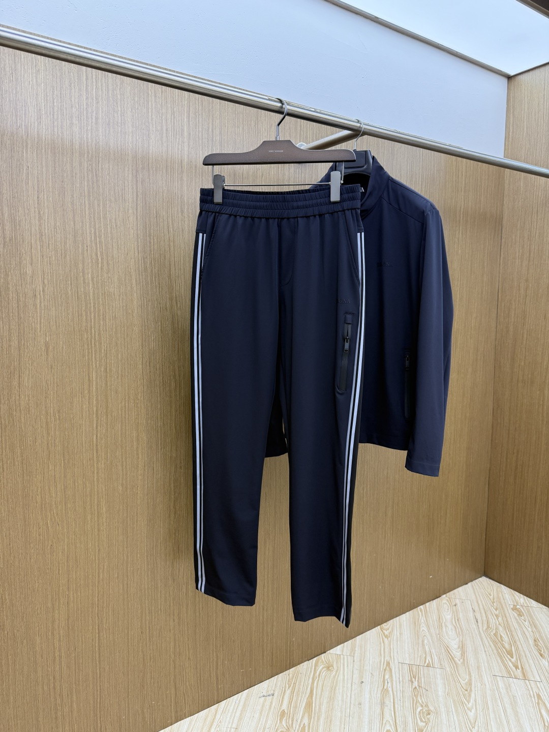 NO:832836,Early spring jacket trousers Zegna  2026SS new spring and summer functional luxury jacket and trousers suit, ZZ high-end masterpiece, combining Italian minimalism and functional style. Customized ice-feeling quick-drying fabric, light and breathable, anti-wrinkle and sun protection, the upper body is refreshing and burden-free. Stand-up collar zipper vest + same color shorts combination, side woven  Classic webbing details on the belt and back, low-key and luxurious. Customized hardware zipper + three-dimensional silicone logo, full of texture. Slim and neat style, seamless switching between business and leisure, taking into account appearance, comfort and class, men's first choice for high-quality spring and summer wear. Sizes 48-56  M-3XL c10,,shorts,jackets & coats,19860909早春外套 长裤 Zegna 2026SS春夏新品机能轻奢外套长裤套装,ZZ高阶力作,意式极简与机能风结合.定制冰感速干面料,轻薄透气、抗皱防晒,上身清爽无负担.立领拉链马甲＋同色系短裤组合,侧边织带、后背经典织带细节,低调轻奢.定制五金拉链＋立体硅胶logo,质感拉满.修身利落版型,商务休闲无缝切换,兼顾颜值、舒适度与档次,男士春夏高品质穿搭首选.尺码48-56 M-3XL  c10,,shorts,jackets & coats,,Men's clothing