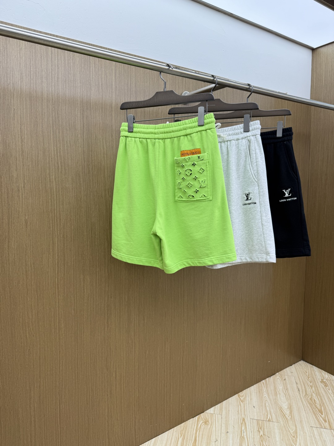 早春 LV 🔥Ss专柜新品同步上市。原单订制高品质时尚休闲短裤🩳。超级百搭款。独家定制麻棉面料，手感细腻