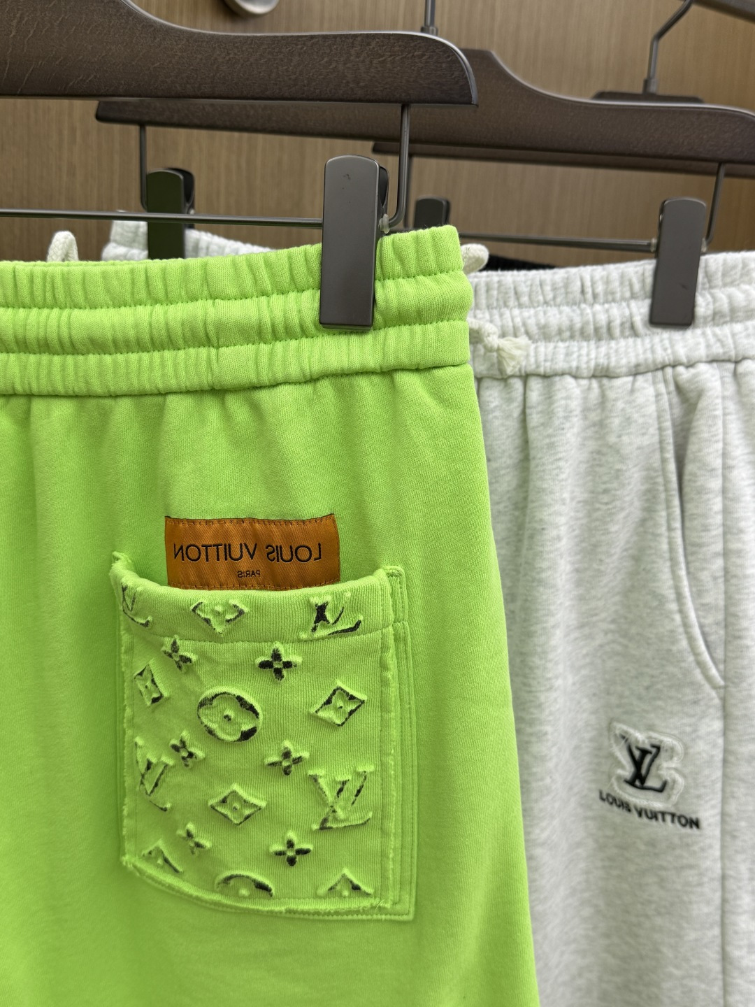 早春 LV 🔥Ss专柜新品同步上市。原单订制高品质时尚休闲短裤🩳。超级百搭款。独家定制麻棉面料，手感细腻