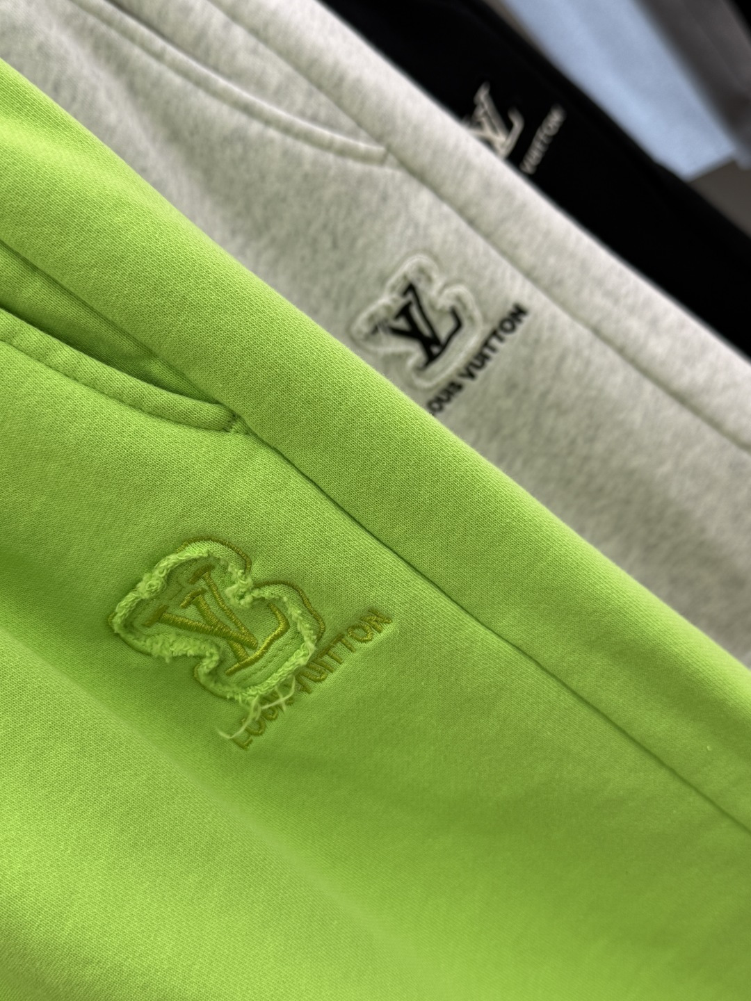 早春 LV 🔥Ss专柜新品同步上市。原单订制高品质时尚休闲短裤🩳。超级百搭款。独家定制麻棉面料，手感细腻