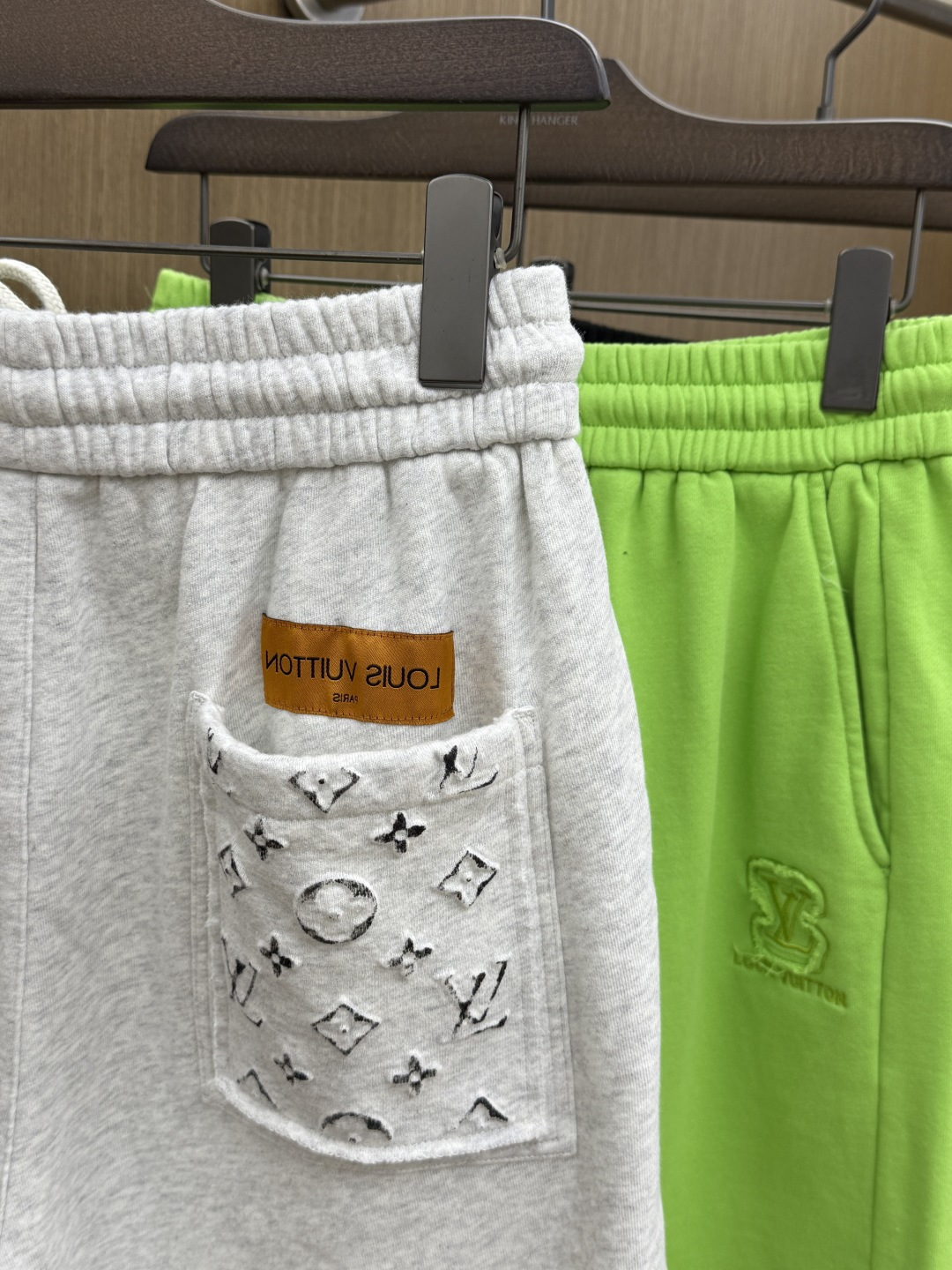 早春 LV 🔥Ss专柜新品同步上市。原单订制高品质时尚休闲短裤🩳。超级百搭款。独家定制麻棉面料，手感细腻