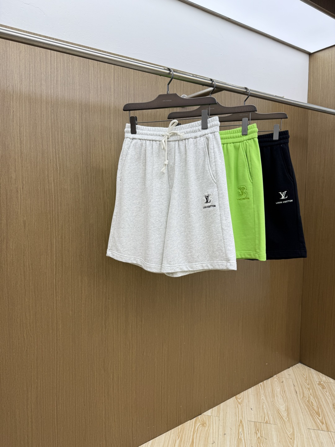早春 LV 🔥Ss专柜新品同步上市。原单订制高品质时尚休闲短裤🩳。超级百搭款。独家定制麻棉面料，手感细腻