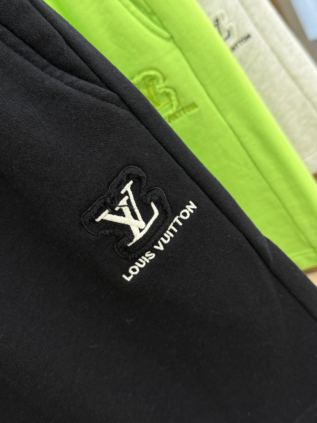 早春 LV 🔥Ss专柜新品同步上市。原单订制高品质时尚休闲短裤🩳。超级百搭款。独家定制麻棉面料，手感细腻