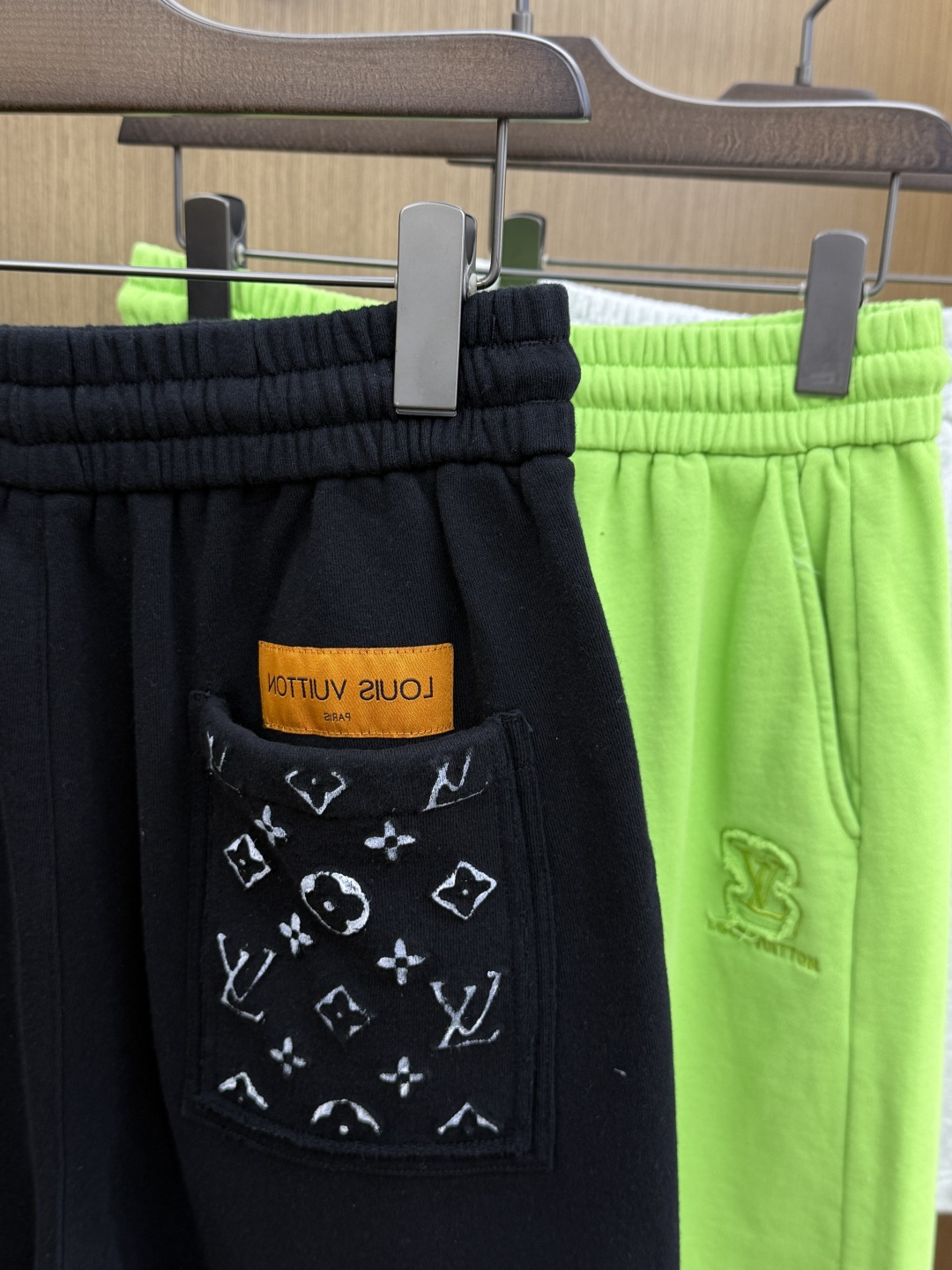 早春 LV 🔥Ss专柜新品同步上市。原单订制高品质时尚休闲短裤🩳。超级百搭款。独家定制麻棉面料，手感细腻