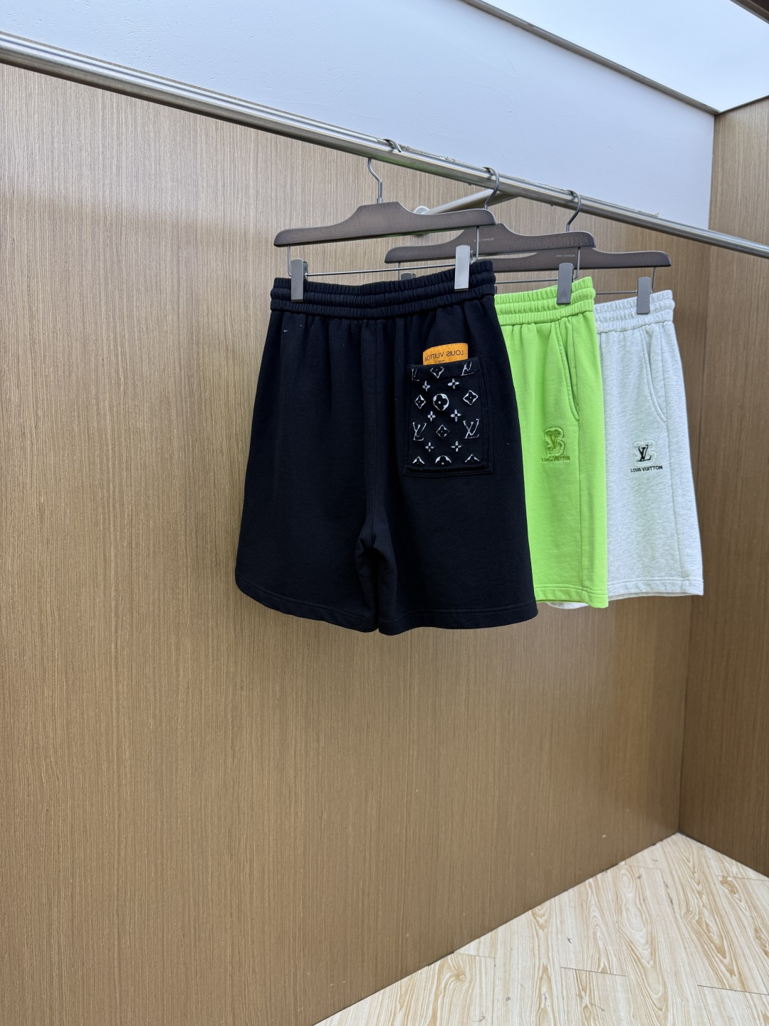 早春 LV 🔥Ss专柜新品同步上市。原单订制高品质时尚休闲短裤🩳。超级百搭款。独家定制麻棉面料，手感细腻