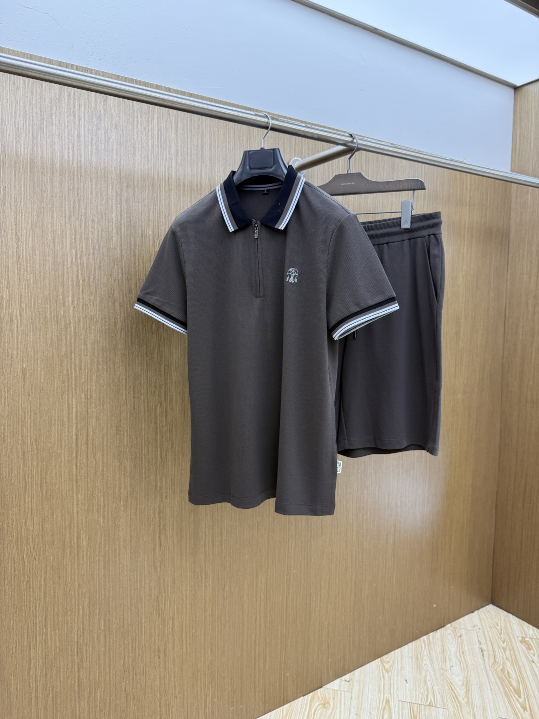 NO:847225,Early spring/set BC 1956 new men's logo short-sleeved polo shirt shorts casual suit in early spring continues the classic business casual. This Polo shirt is made of mercerized double-sided cotton pique fabric. The timeless design can transcend fashion trends. The classic style, the brand LOGO is three-dimensional and unique, making the whole body more detailed. The fitted version, the fabric is made of cotton pique fabric, jnb is comfortable, skin-friendly, and breathable. It is a practical one for daily commuting and leisure. Highly recommended.  Size M-4XL,,shorts,T-shirt,19860909早春/套 BC 1956早春新款男士标识短袖polo衫短裤休闲套装 延续经典商务休闲 该款Polo衫采用丝光双面棉质珠地面料制成,隽永设计可跨越时尚潮流.经典款型,品牌LOGO立体别致,让整体更具细节感 合体的版型,面料采用全棉珠地料,jnb舒适,亲肤,透气好,平时通勤休闲都很实穿的一款 强烈推荐. 尺码M-4XL,,shorts,T-shirt,,Men's clothing