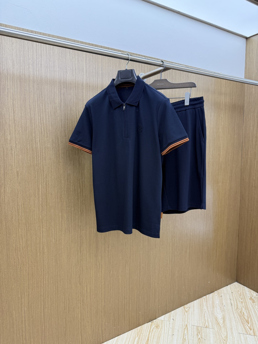 NO:847219,Early spring/set Zz 1956 new men's logo short-sleeved polo shirt shorts casual suit in early spring continues the classic business casual. This Polo shirt is made of mercerized double-sided cotton pique fabric. The timeless design can transcend fashion trends. The classic style, the brand LOGO is three-dimensional and unique, making the whole body more detailed. The fitted version, the fabric is made of cotton pique, jnb is comfortable, skin-friendly, and breathable. It is practical for daily commuting and leisure. Highly recommended.  Size M-4XL,,shorts,T-shirt,19860909早春/套 Zz 1956早春新款男士标识短袖polo衫短裤休闲套装 延续经典商务休闲 该款Polo衫采用丝光双面棉质珠地面料制成,隽永设计可跨越时尚潮流.经典款型,品牌LOGO立体别致,让整体更具细节感 合体的版型,面料采用全棉珠地料,jnb舒适,亲肤,透气好,平时通勤休闲都很实穿的一款 强烈推荐. 尺码M-4XL,,shorts,T-shirt,,Men's clothing