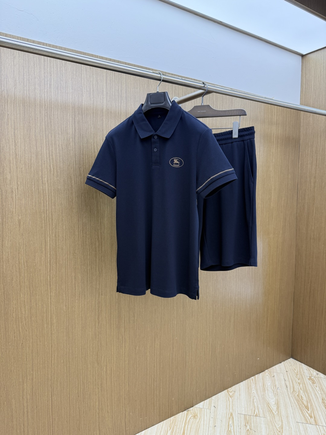 NO:847202,Early spring/set BBR 1956 new men's logo short-sleeved polo shirt shorts casual suit in early spring continues the classic business casual. This Polo shirt is made of mercerized double-sided cotton pique fabric, and the timeless design can transcend fashion trends. The classic style, the brand LOGO is three-dimensional and unique, making the whole body more detailed. The fit version, the fabric is made of cotton pique, jnb is comfortable, skin-friendly, and breathable. It is a practical one for daily commuting and leisure. Highly recommended.  Size M-4XL,,shorts,T-shirt,19860909早春/套 BBR 1956早春新款男士标识短袖polo衫短裤休闲套装 延续经典商务休闲 该款Polo衫采用丝光双面棉质珠地面料制成,隽永设计可跨越时尚潮流.经典款型,品牌LOGO立体别致,让整体更具细节感 合体的版型,面料采用全棉珠地料,jnb舒适,亲肤,透气好,平时通勤休闲都很实穿的一款 强烈推荐. 尺码M-4XL,,shorts,T-shirt,,Men's clothing