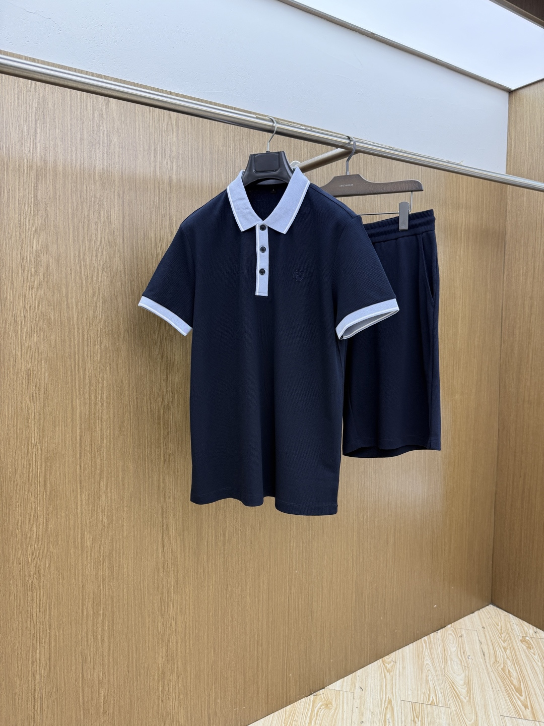 NO:847204,Early spring/set HER 1956 new men's logo short-sleeved polo shirt shorts casual suit in early spring continues the classic business casual. This Polo shirt is made of mercerized double-sided cotton pique fabric. The timeless design can transcend fashion trends. The classic style, the brand LOGO is three-dimensional and unique, making the whole body more detailed. The fitted version, the fabric is made of cotton pique, jnb is comfortable, skin-friendly, and breathable. It is a practical one for daily commuting and leisure. Highly recommended.  Size M-4XL,,shorts,T-shirt,19860909早春/套 HER 1956早春新款男士标识短袖polo衫短裤休闲套装 延续经典商务休闲 该款Polo衫采用丝光双面棉质珠地面料制成,隽永设计可跨越时尚潮流.经典款型,品牌LOGO立体别致,让整体更具细节感 合体的版型,面料采用全棉珠地料,jnb舒适,亲肤,透气好,平时通勤休闲都很实穿的一款 强烈推荐. 尺码M-4XL,,shorts,T-shirt,,Men's clothing