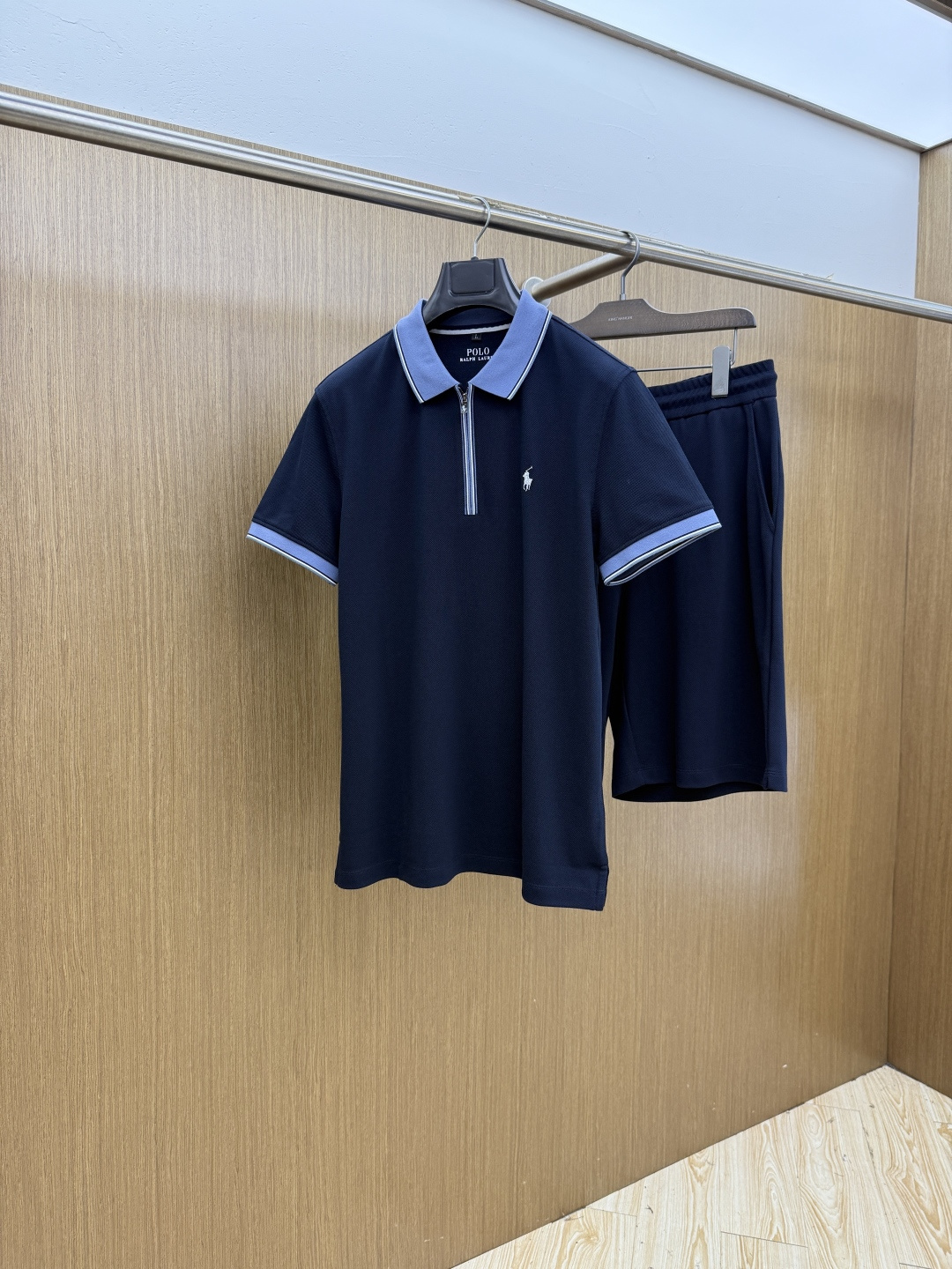 NO:847206,Early spring/set POLO 1956 early spring new men's logo short-sleeved polo shirt shorts casual suit continues the classic business casual. This Polo shirt is made of mercerized double-sided cotton pique fabric. The timeless design can transcend fashion trends. The classic style, the brand LOGO is three-dimensional and unique, making the whole body more detailed. Fitted version, the fabric is made of cotton pique fabric, jnb is comfortable, skin-friendly, and breathable. It is practical for daily commuting and leisure. Highly recommended.  Size M-4XL,,shorts,T-shirt,19860909早春/套 POLO 1956早春新款男士标识短袖polo衫短裤休闲套装 延续经典商务休闲 该款Polo衫采用丝光双面棉质珠地面料制成,隽永设计可跨越时尚潮流.经典款型,品牌LOGO立体别致,让整体更具细节感 合体的版型,面料采用全棉珠地料,jnb舒适,亲肤,透气好,平时通勤休闲都很实穿的一款 强烈推荐. 尺码M-4XL,,shorts,T-shirt,,Men's clothing