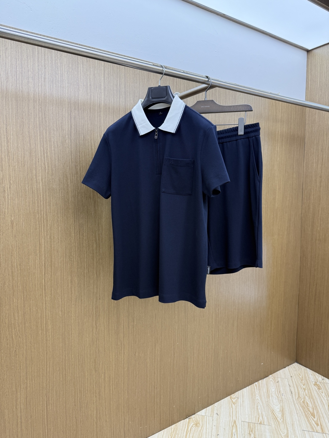 NO:847208,Early spring/set HER 1956 new men's logo short-sleeved polo shirt shorts casual suit in early spring continues the classic business casual. This Polo shirt is made of mercerized double-sided cotton pique fabric. The timeless design can transcend fashion trends. The classic style, the brand LOGO is three-dimensional and unique, making the whole body more detailed. The fitted version, the fabric is made of cotton pique, jnb is comfortable, skin-friendly, and breathable. It is a practical one for daily commuting and leisure. Highly recommended.  Size M-4XL,,shorts,T-shirt,19860909早春/套 HER 1956早春新款男士标识短袖polo衫短裤休闲套装 延续经典商务休闲 该款Polo衫采用丝光双面棉质珠地面料制成,隽永设计可跨越时尚潮流.经典款型,品牌LOGO立体别致,让整体更具细节感 合体的版型,面料采用全棉珠地料,jnb舒适,亲肤,透气好,平时通勤休闲都很实穿的一款 强烈推荐. 尺码M-4XL,,shorts,T-shirt,,Men's clothing
