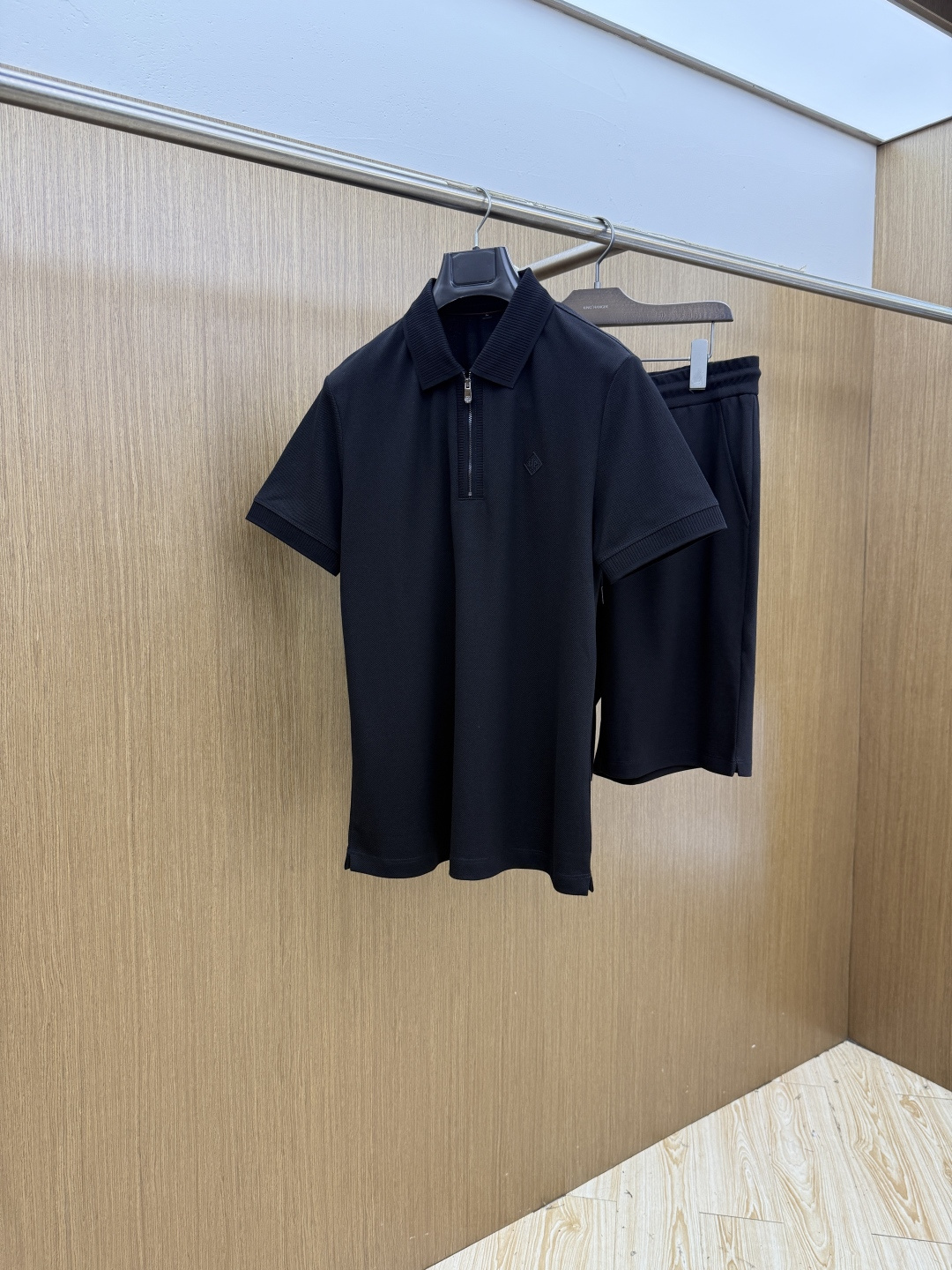 NO:847210,Early spring/set LP 1956 new men's logo short-sleeved polo shirt shorts casual suit in early spring continues the classic business casual. This Polo shirt is made of mercerized double-sided cotton pique fabric. The timeless design can transcend the fashion trend. The classic style, the brand LOGO is three-dimensional and unique, making the whole body more detailed. The fit version, the fabric is made of cotton pique fabric, jnb is comfortable, skin-friendly, and breathable. It is practical for daily commuting and leisure. Highly recommended.  Size M-4XL,,loro piana,shorts,T-shirt,19860909早春/套 LP 1956早春新款男士标识短袖polo衫短裤休闲套装 延续经典商务休闲 该款Polo衫采用丝光双面棉质珠地面料制成,隽永设计可跨越时尚潮流.经典款型,品牌LOGO立体别致,让整体更具细节感 合体的版型,面料采用全棉珠地料,jnb舒适,亲肤,透气好,平时通勤休闲都很实穿的一款 强烈推荐. 尺码M-4XL,,loro piana,shorts,T-shirt,,Men's clothing