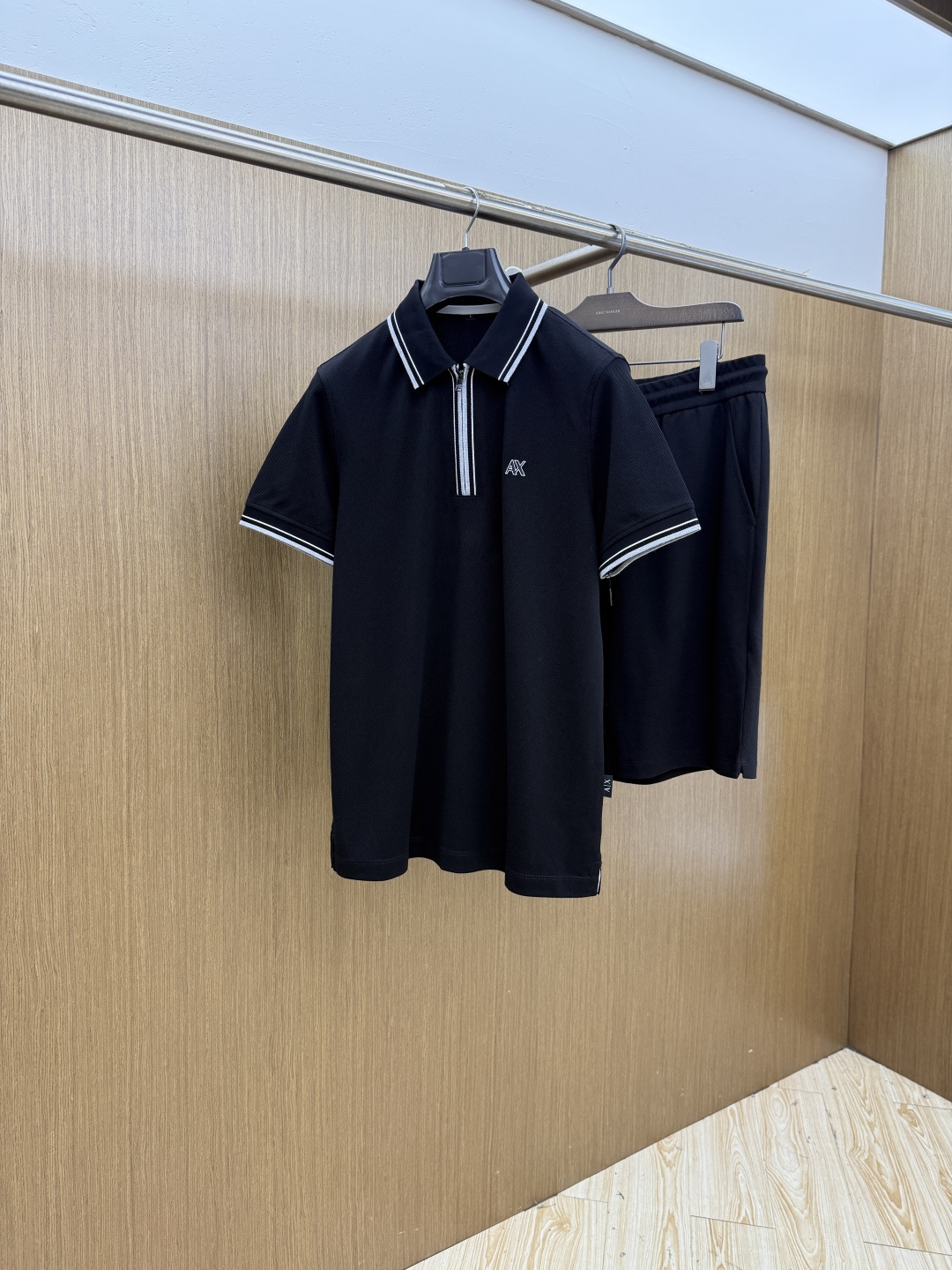 NO:847212,Early spring/set AJ 1956 new men's logo short-sleeved polo shirt shorts casual suit in early spring continues the classic business casual. This Polo shirt is made of mercerized double-sided cotton pique fabric. The timeless design can transcend fashion trends. The classic style, the brand LOGO is three-dimensional and unique, making the whole body more detailed. The fit version, the fabric is made of cotton pique, jnb is comfortable, skin-friendly, and breathable. It is a practical one for daily commuting and leisure. Highly recommended.  Size M-4XL,,shorts,T-shirt,19860909早春/套 AJ 1956早春新款男士标识短袖polo衫短裤休闲套装 延续经典商务休闲 该款Polo衫采用丝光双面棉质珠地面料制成,隽永设计可跨越时尚潮流.经典款型,品牌LOGO立体别致,让整体更具细节感 合体的版型,面料采用全棉珠地料,jnb舒适,亲肤,透气好,平时通勤休闲都很实穿的一款 强烈推荐. 尺码M-4XL,,shorts,T-shirt,,Men's clothing