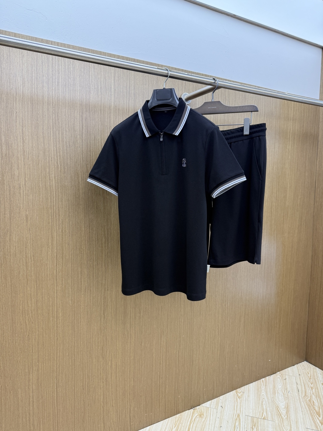 NO:847214,Early spring/set BC 1956 new men's logo short-sleeved polo shirt shorts casual suit in early spring continues the classic business casual. This Polo shirt is made of mercerized double-sided cotton pique fabric. The timeless design can transcend fashion trends. The classic style, the brand LOGO is three-dimensional and unique, making the whole body more detailed. The fitted version, the fabric is made of cotton pique fabric, jnb is comfortable, skin-friendly, and breathable. It is a practical one for daily commuting and leisure. Highly recommended.  Size M-4XL,,shorts,T-shirt,19860909早春/套 BC 1956早春新款男士标识短袖polo衫短裤休闲套装 延续经典商务休闲 该款Polo衫采用丝光双面棉质珠地面料制成,隽永设计可跨越时尚潮流.经典款型,品牌LOGO立体别致,让整体更具细节感 合体的版型,面料采用全棉珠地料,jnb舒适,亲肤,透气好,平时通勤休闲都很实穿的一款 强烈推荐. 尺码M-4XL,,shorts,T-shirt,,Men's clothing