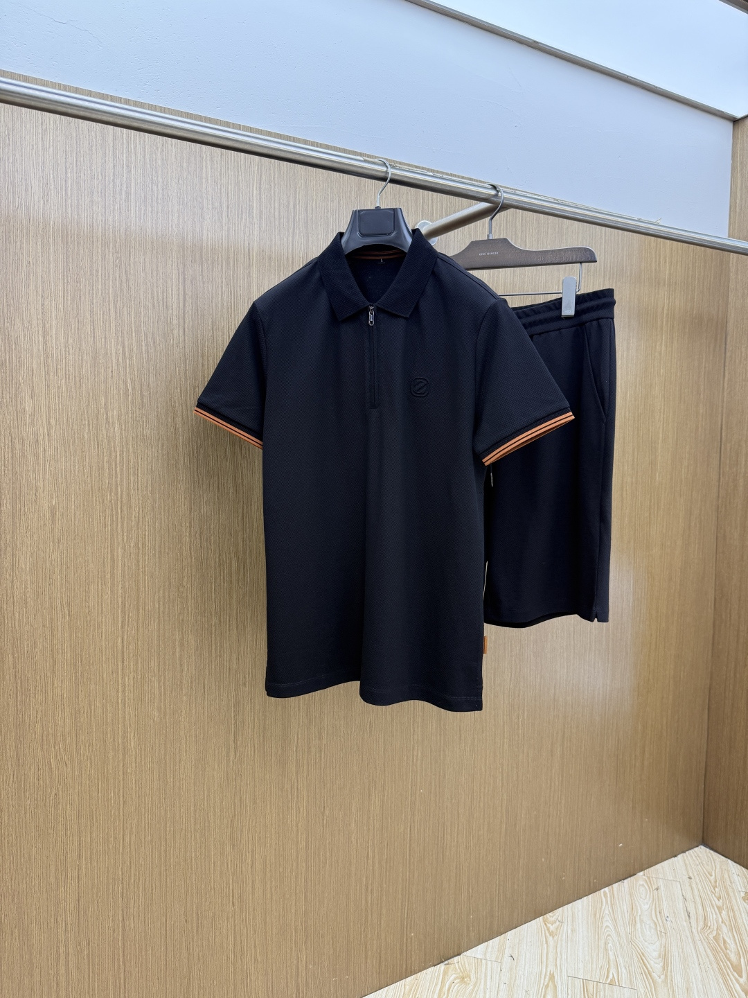 NO:847216,Early spring/set Zz 1956 new men's logo short-sleeved polo shirt shorts casual suit in early spring continues the classic business casual. This Polo shirt is made of mercerized double-sided cotton pique fabric. The timeless design can transcend fashion trends. The classic style, the brand LOGO is three-dimensional and unique, making the whole body more detailed. The fitted version, the fabric is made of cotton pique, jnb is comfortable, skin-friendly, and breathable. It is practical for daily commuting and leisure. Highly recommended.  Size M-4XL,,shorts,T-shirt,19860909早春/套 Zz 1956早春新款男士标识短袖polo衫短裤休闲套装 延续经典商务休闲 该款Polo衫采用丝光双面棉质珠地面料制成,隽永设计可跨越时尚潮流.经典款型,品牌LOGO立体别致,让整体更具细节感 合体的版型,面料采用全棉珠地料,jnb舒适,亲肤,透气好,平时通勤休闲都很实穿的一款 强烈推荐. 尺码M-4XL,,shorts,T-shirt,,Men's clothing