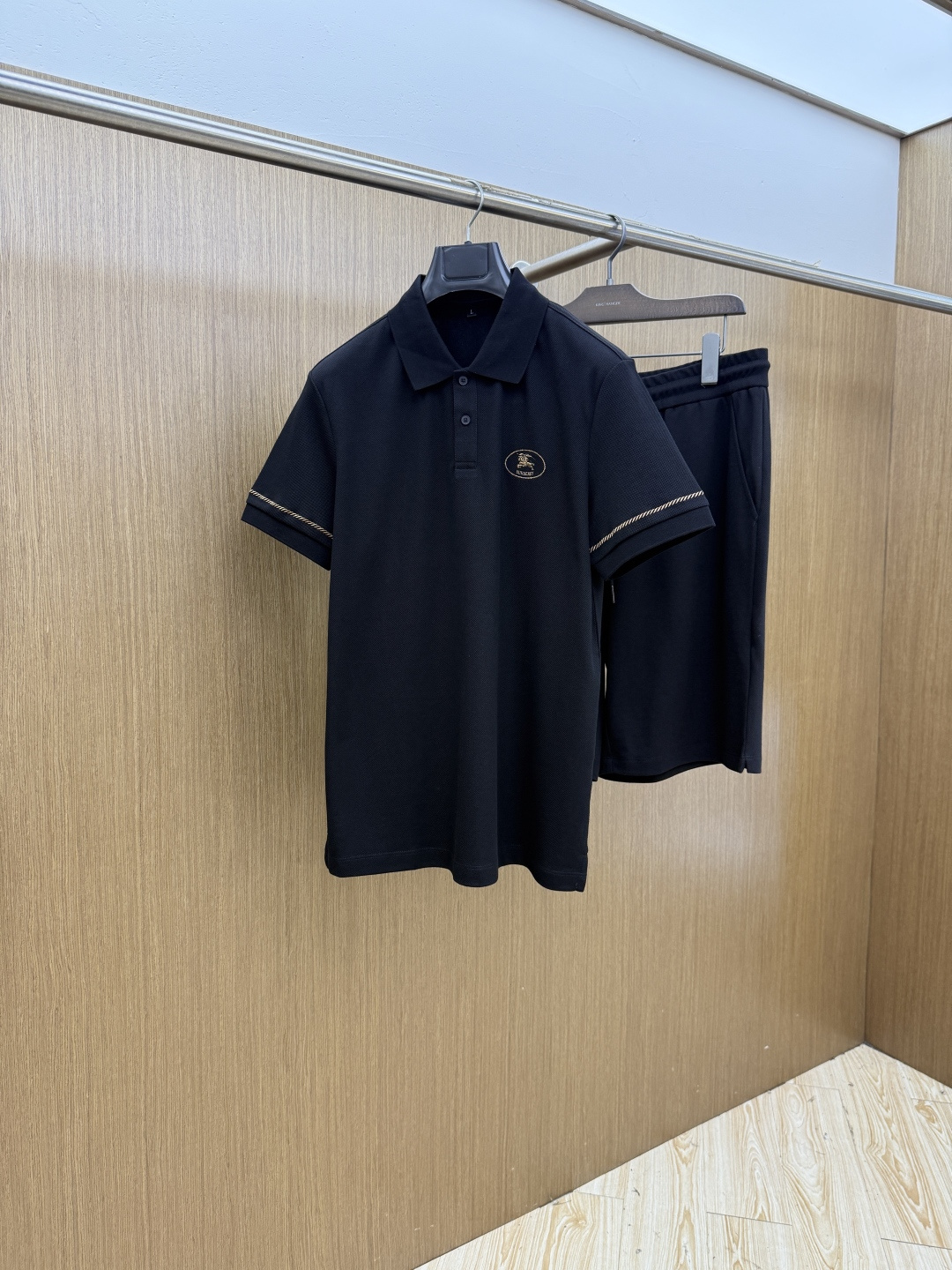 NO:847218,Early spring/set BBR 1956 new men's logo short-sleeved polo shirt shorts casual suit in early spring continues the classic business casual. This Polo shirt is made of mercerized double-sided cotton pique fabric, and the timeless design can transcend fashion trends. The classic style, the brand LOGO is three-dimensional and unique, making the whole body more detailed. The fit version, the fabric is made of cotton pique, jnb is comfortable, skin-friendly, and breathable. It is a practical one for daily commuting and leisure. Highly recommended.  Size M-4XL,,shorts,T-shirt,19860909早春/套 BBR 1956早春新款男士标识短袖polo衫短裤休闲套装 延续经典商务休闲 该款Polo衫采用丝光双面棉质珠地面料制成,隽永设计可跨越时尚潮流.经典款型,品牌LOGO立体别致,让整体更具细节感 合体的版型,面料采用全棉珠地料,jnb舒适,亲肤,透气好,平时通勤休闲都很实穿的一款 强烈推荐. 尺码M-4XL,,shorts,T-shirt,,Men's clothing
