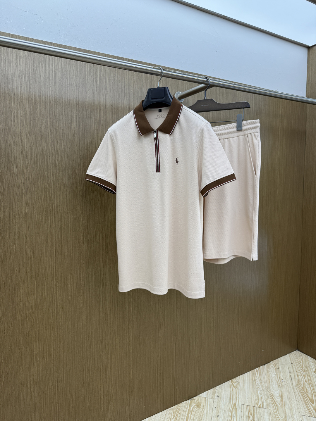 NO:847220,Early spring/set Polo 1956 new men's logo short-sleeved polo shirt shorts casual suit in early spring continues the classic business casual. This Polo shirt is made of mercerized double-sided cotton pique fabric. The timeless design can transcend fashion trends. The classic style, the brand LOGO is three-dimensional and unique, making the whole body more detailed. The fitted version, the fabric is made of cotton pique, jnb is comfortable, skin-friendly, and breathable. It is a practical one for daily commuting and leisure. Highly recommended.  Size M-4XL,,shorts,T-shirt,19860909早春/套 Polo 1956早春新款男士标识短袖polo衫短裤休闲套装 延续经典商务休闲 该款Polo衫采用丝光双面棉质珠地面料制成,隽永设计可跨越时尚潮流.经典款型,品牌LOGO立体别致,让整体更具细节感 合体的版型,面料采用全棉珠地料,jnb舒适,亲肤,透气好,平时通勤休闲都很实穿的一款 强烈推荐. 尺码M-4XL,,shorts,T-shirt,,Men's clothing