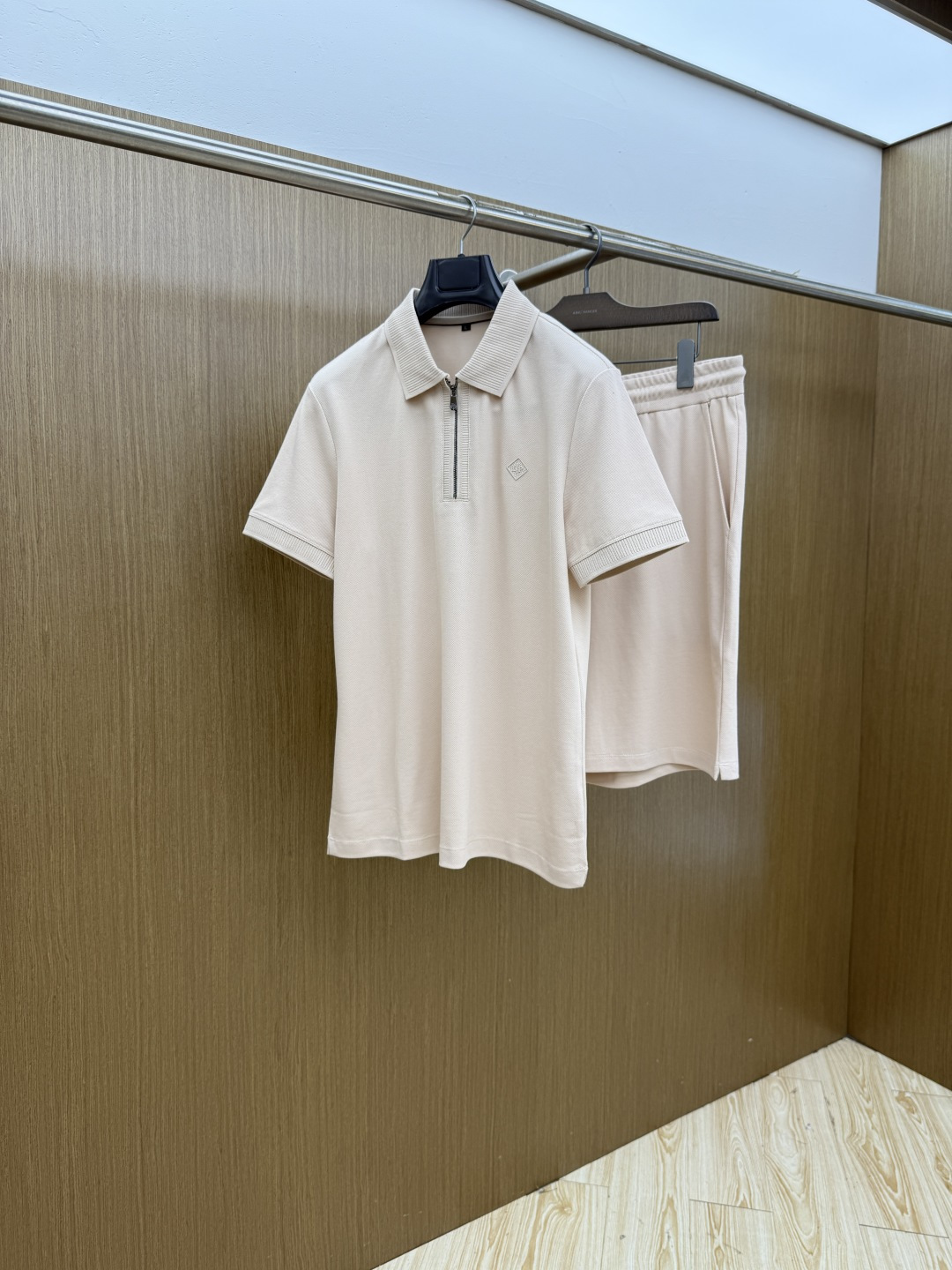 NO:847222,Early spring/set LP 1956 new men's logo short-sleeved polo shirt shorts casual suit in early spring continues the classic business casual. This Polo shirt is made of mercerized double-sided cotton pique fabric. The timeless design can transcend the fashion trend. The classic style, the brand LOGO is three-dimensional and unique, making the whole body more detailed. The fit version, the fabric is made of cotton pique fabric, jnb is comfortable, skin-friendly, and breathable. It is practical for daily commuting and leisure. Highly recommended.  Size M-4XL,,loro piana,shorts,T-shirt,19860909早春/套 LP 1956早春新款男士标识短袖polo衫短裤休闲套装 延续经典商务休闲 该款Polo衫采用丝光双面棉质珠地面料制成,隽永设计可跨越时尚潮流.经典款型,品牌LOGO立体别致,让整体更具细节感 合体的版型,面料采用全棉珠地料,jnb舒适,亲肤,透气好,平时通勤休闲都很实穿的一款 强烈推荐. 尺码M-4XL,,loro piana,shorts,T-shirt,,Men's clothing