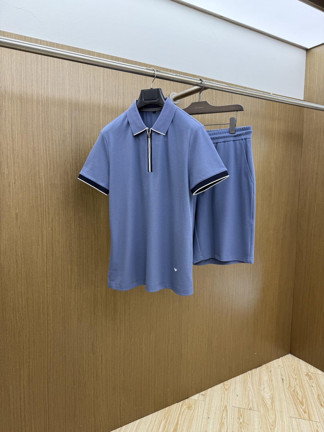 NO:847228,Early spring/set AJ 1956 new men's logo short-sleeved polo shirt shorts casual suit in early spring continues the classic business casual. This Polo shirt is made of mercerized double-sided cotton pique fabric. The timeless design can transcend fashion trends. The classic style, the brand LOGO is three-dimensional and unique, making the whole body more detailed. The fit version, the fabric is made of cotton pique, jnb is comfortable, skin-friendly, and breathable. It is a practical one for daily commuting and leisure. Highly recommended.  Size M-4XL,,shorts,T-shirt,19860909早春/套 AJ 1956早春新款男士标识短袖polo衫短裤休闲套装 延续经典商务休闲 该款Polo衫采用丝光双面棉质珠地面料制成,隽永设计可跨越时尚潮流.经典款型,品牌LOGO立体别致,让整体更具细节感 合体的版型,面料采用全棉珠地料,jnb舒适,亲肤,透气好,平时通勤休闲都很实穿的一款 强烈推荐. 尺码M-4XL,,shorts,T-shirt,,Men's clothing