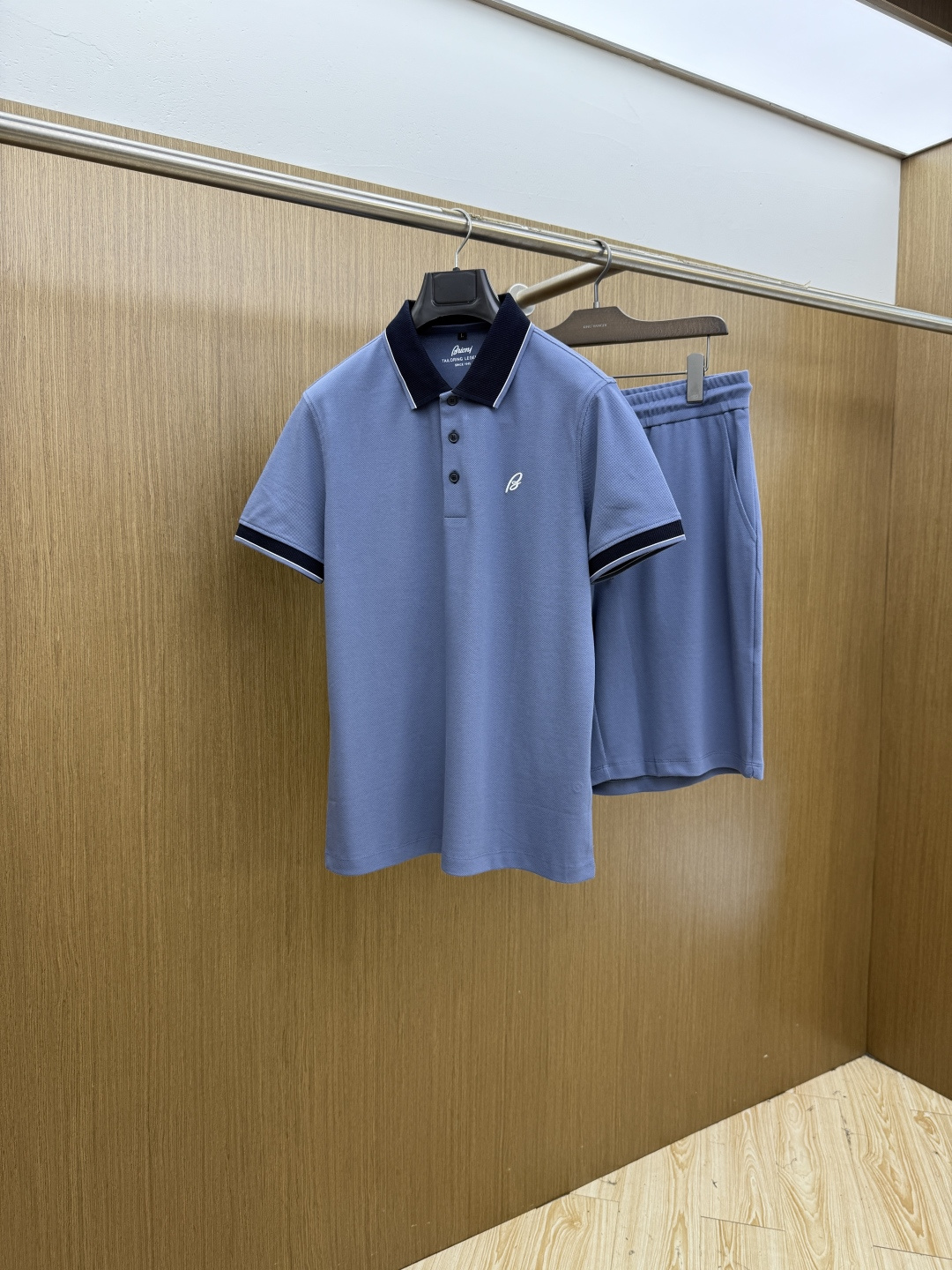 NO:847231,Early spring/set Buoni 1956 new men's logo short-sleeved polo shirt shorts casual suit in early spring continues the classic business casual. This Polo shirt is made of mercerized double-sided cotton pique fabric, and the timeless design can transcend fashion trends. The classic style, the brand LOGO is three-dimensional and unique, making the whole body more detailed. The fitted version, the fabric is made of cotton pique, jnb is comfortable, skin-friendly, and breathable. It is a practical one for daily commuting and leisure. Highly recommended.  Size M-4XL,,shorts,T-shirt,19860909早春/套 Buoni 1956早春新款男士标识短袖polo衫短裤休闲套装 延续经典商务休闲 该款Polo衫采用丝光双面棉质珠地面料制成,隽永设计可跨越时尚潮流.经典款型,品牌LOGO立体别致,让整体更具细节感 合体的版型,面料采用全棉珠地料,jnb舒适,亲肤,透气好,平时通勤休闲都很实穿的一款 强烈推荐. 尺码M-4XL,,shorts,T-shirt,,Men's clothing