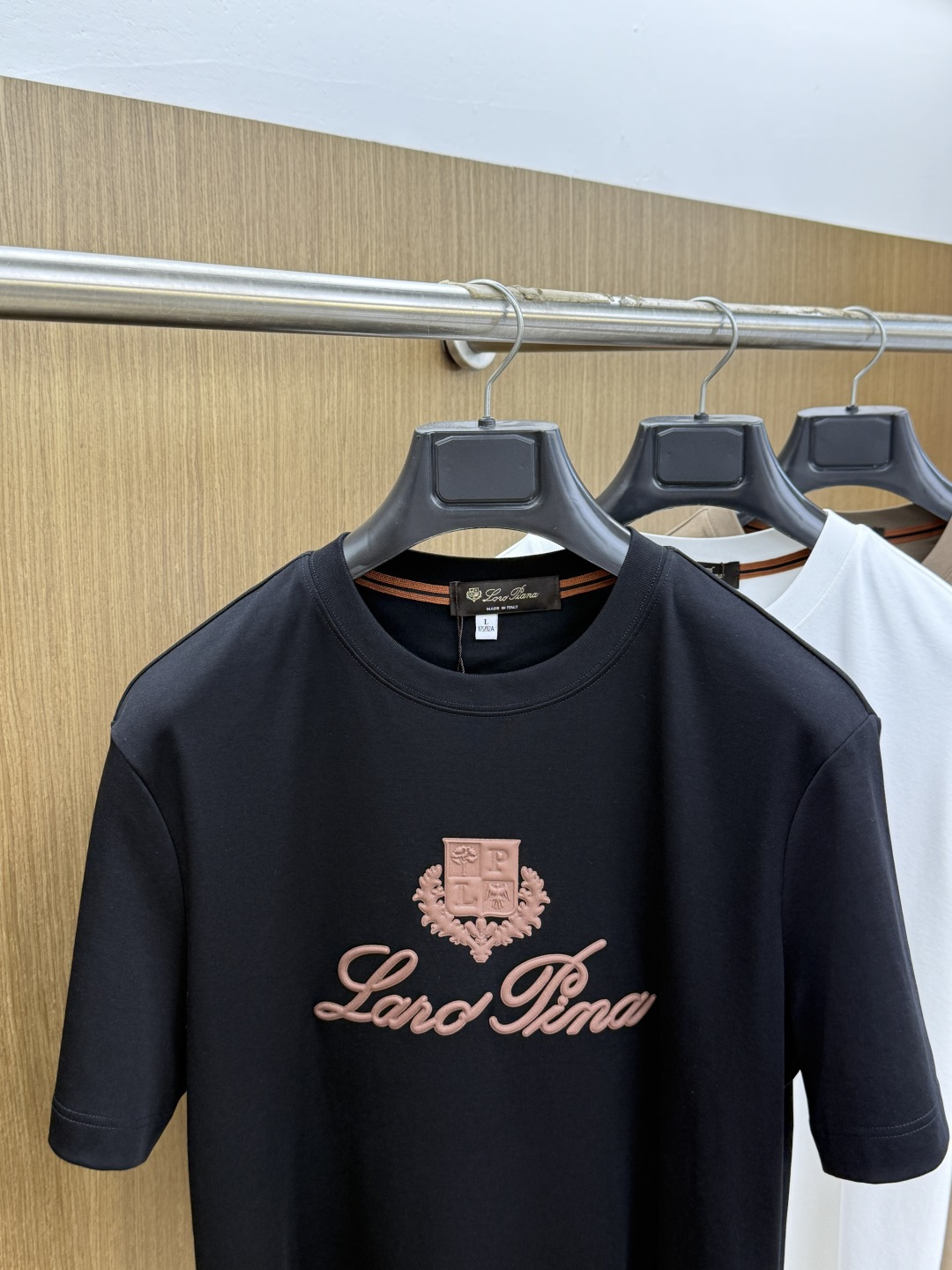 早春 Loro piana 🔥🔥春夏新款原单男士圆领短袖T恤 柜台同步发售 🔥爆款🔥 ✨简洁时尚百搭 高端品质 ✨胸前刺 早春 Loro piana 🔥🔥春夏新款原单男士圆领短袖T恤 柜台同步发售 🔥爆款🔥 ✨简洁时尚百搭 高端品质 ✨胸前刺