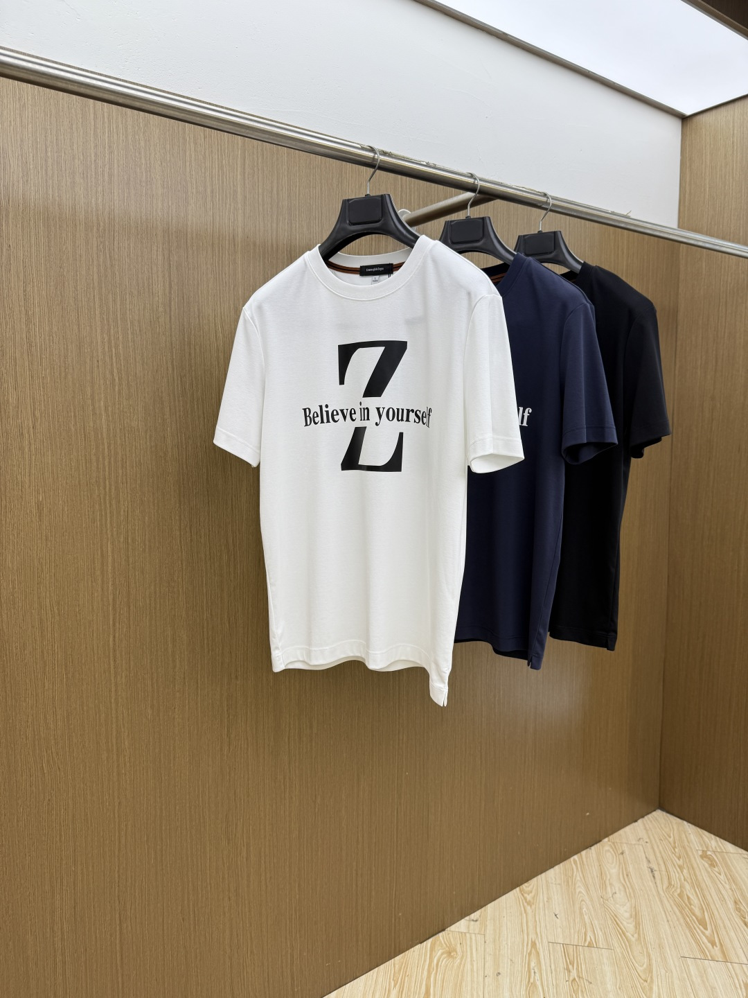 NO:835982,Early spring ZZ 1956 spring and summer new original men's round neck short-sleeved T-shirts are on sale at the same time. Popular style. Simple, fashionable and versatile. High-end quality. Embroidered logo pattern on the chest. Customized high-quality long-staple cotton fabric. Comfortable to wear. Breathable. High-grade and textured. Simple, generous and decent. Fashionable without losing personality. The upper body is casual and casual. Handsome and stylish, showing the temperament of a big brand. Size M-4XL (maximum weight can be worn. Please indicate your height and weight when placing an order)  fdl,,T-shirt,tees,t-shirt,19860909早春 ZZ 1956春夏新款原单男士圆领短袖T恤 柜台同步发售 爆款 简洁时尚百搭 高端品质 胸前刺绣logo图案设计 定制优质长绒棉面料 穿着舒适 透气 档次高很有质感 简单大方得体 时尚不失个性 上身休闲随性 帅气有型 彰显大牌气质. 尺码M-4XL（最大可穿斤左右 下单请报身高体重)  fdl,,T-shirt,tees，t-shirt,,Men's clothing