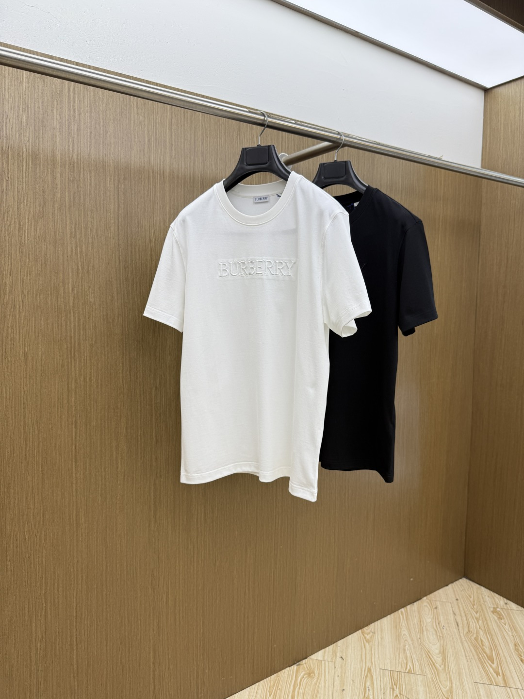 NO:837628,Early spring BBR. High-end customization. Early spring 2026 exclusive for new original men's casual short-sleeved T-shirts. High-end customization. High-end version. Fashionable and versatile imported long-staple cotton fabric. Super soft and delicate feel. Skin-friendly and comfortable to wear. High-end boutique. The upper body made by the factory is very good. A must-have item for men. Complete three standards. Size 48-56 C10, T-shirt, tees, t-shirt,19860909早春 BBR. 高端定制 2026早春独家专供新款原单男士休闲短袖T恤 高端定制 高端版本 时尚百搭爆款进口长绒棉面料 手感超柔软细腻 穿着亲肤舒适 高端精品 代工厂精细做上身非常赞 男士必备单品 三标齐全 码数48-56 C10,,T-shirt,tees，t-shirt,,Men's clothing